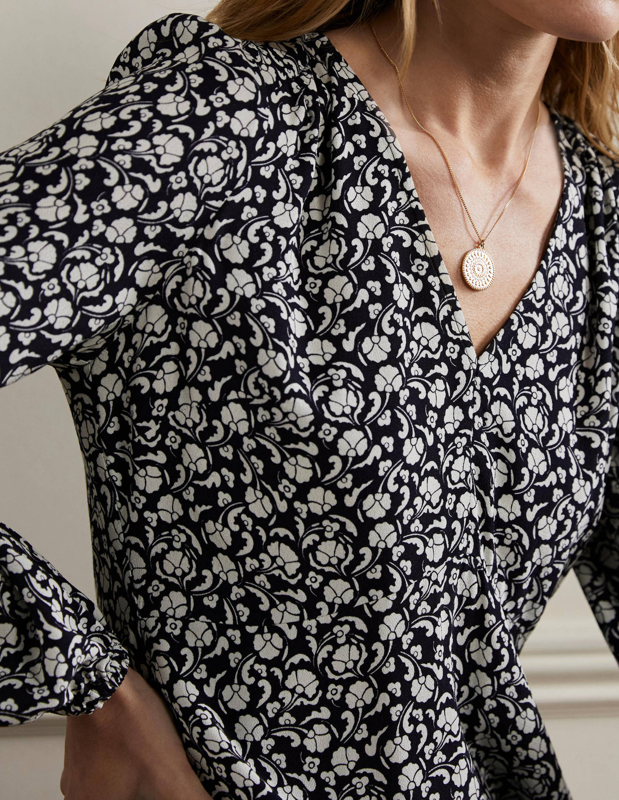 Kleid mit V-Ausschnitt-Navy, Zarte Knospen - Image 2