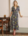 Lavinia Wickelkleid aus Jersey-Navy, Tropische Wiese