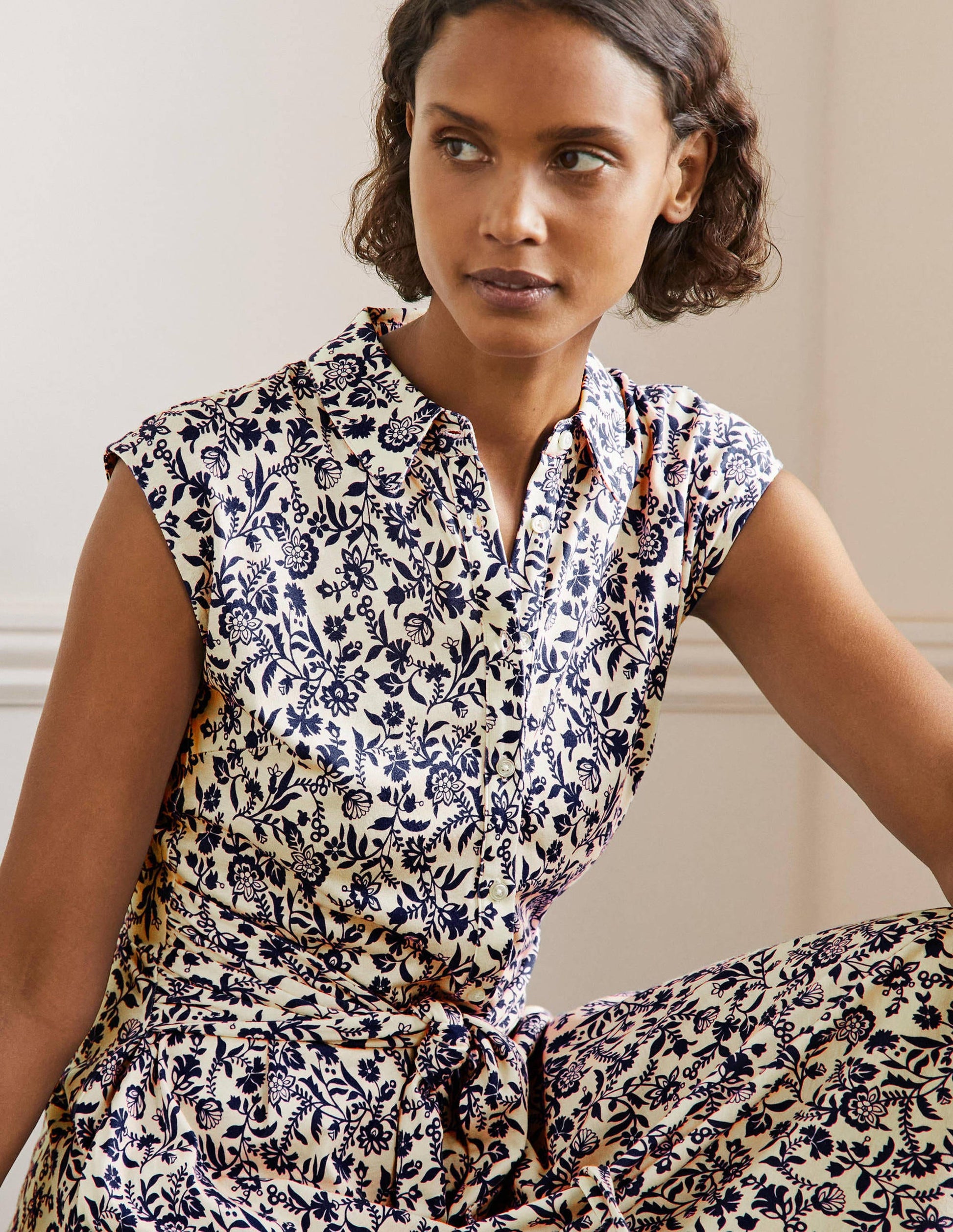 Jersey-Hemdblusenkleid mit Taillengürtel-Französisches Navy, Hübsches Blumenmuster-5