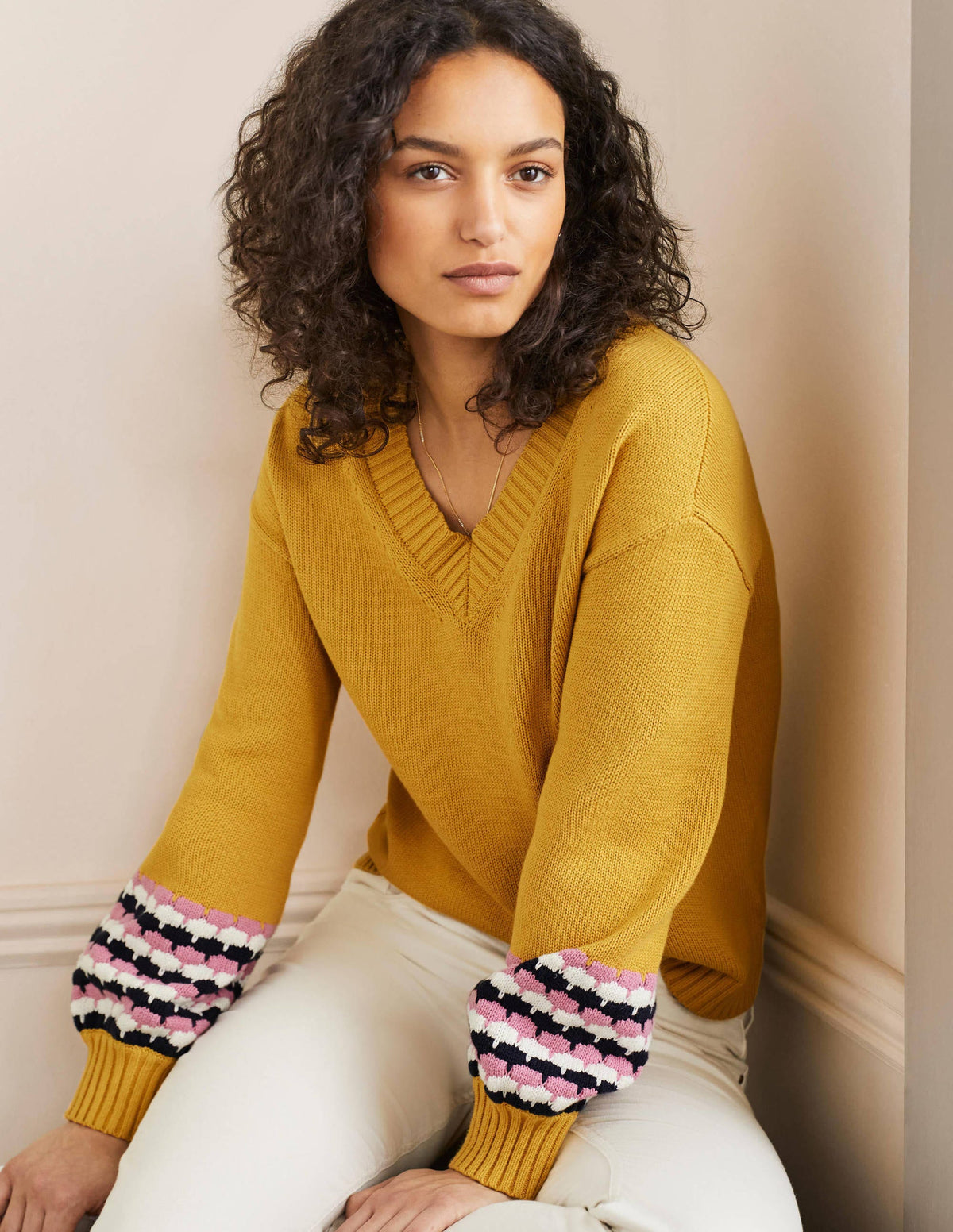 Pullover mit V-Ausschnitt und Ziernähten an den Bündchen-Buttergelb, Gestreift-1
