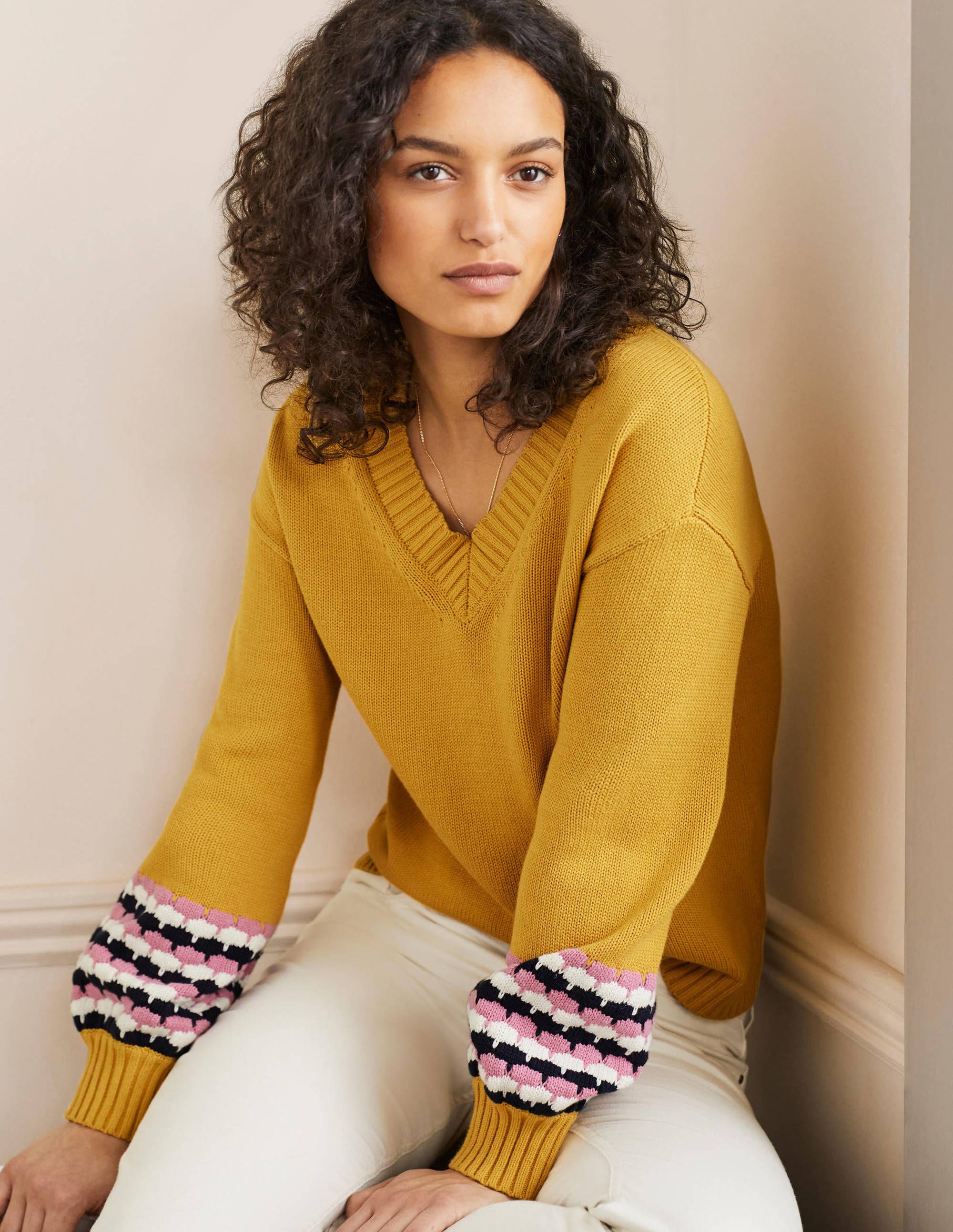Pullover mit V-Ausschnitt und Ziernähten an den Bündchen-Buttergelb, Gestreift - Image 1
