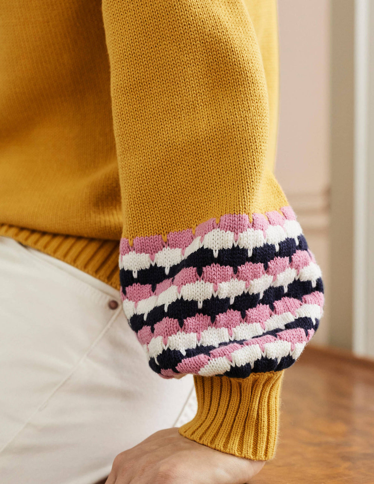 Pullover mit V-Ausschnitt und Ziernähten an den Bündchen-Buttergelb, Gestreift - Image 2