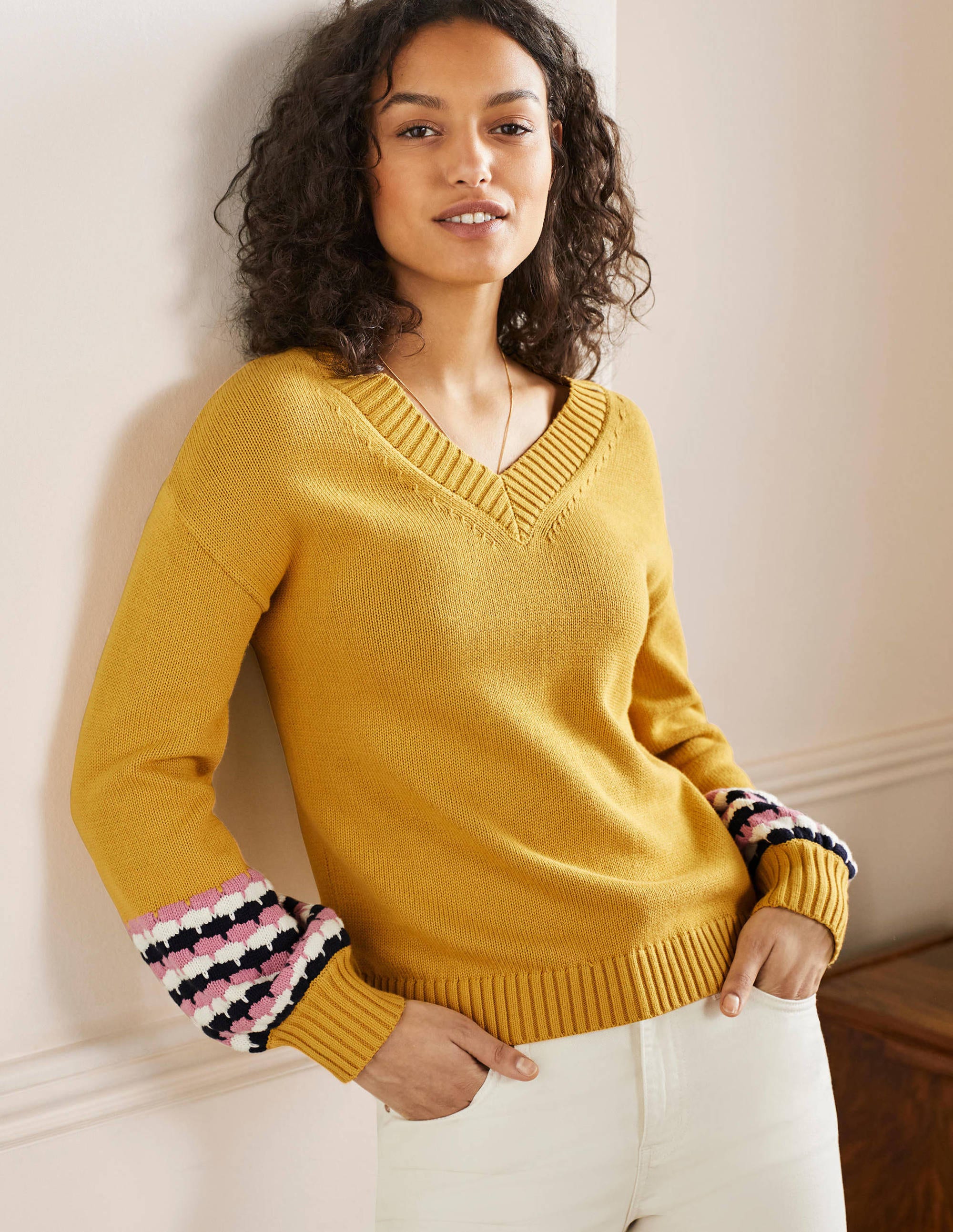 Pullover mit V-Ausschnitt und Ziernähten an den Bündchen-Buttergelb, Gestreift - Image 4
