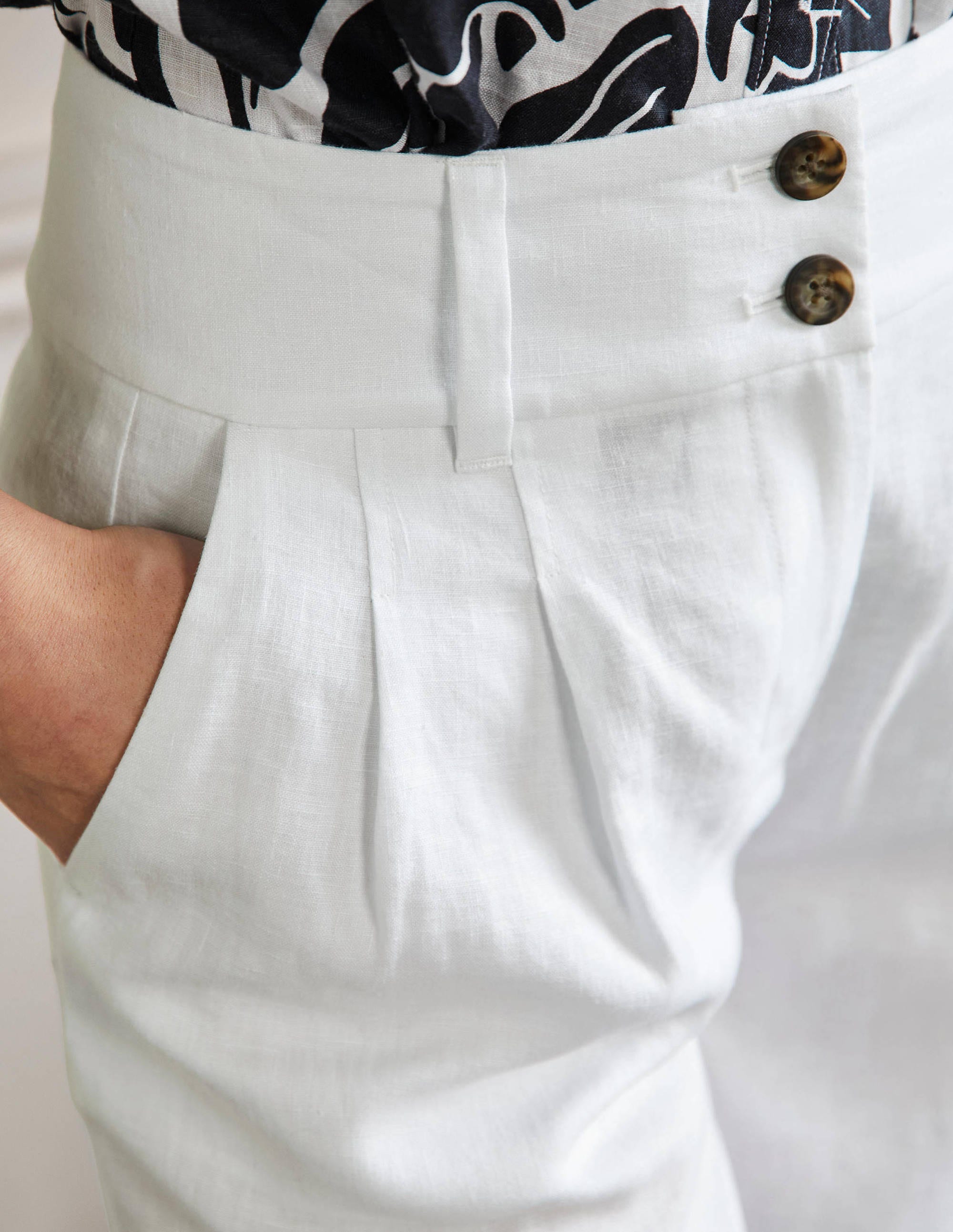 Leinenshorts mit Plisseefalten-Weiß - Image 2