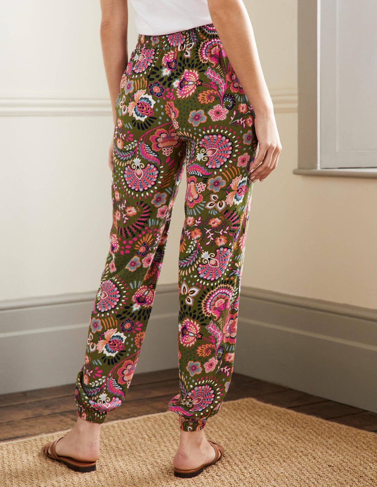 Schmal zulaufende Crinkle-Hose-Erbsengrün, Dekoratives Wiesenmuster-3