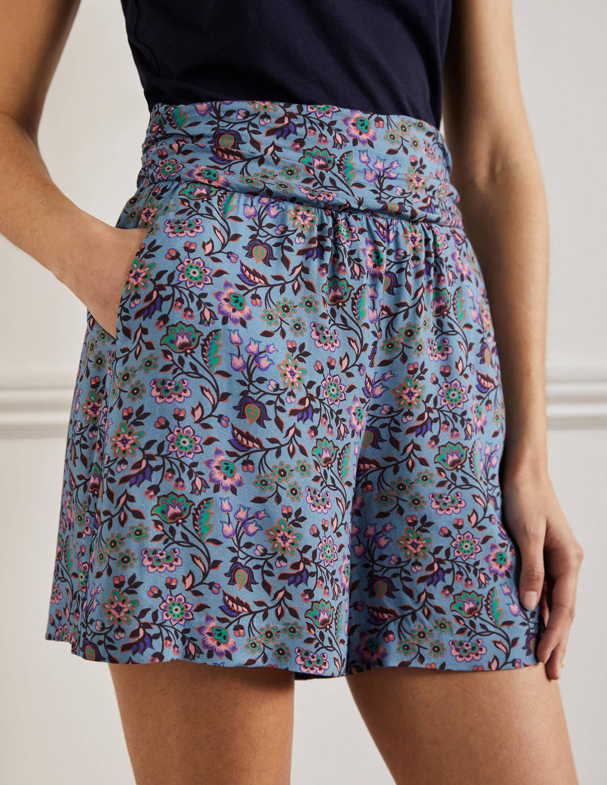 Short à ceinture froncée-Bleu ancien, motif Oriental Meadow-4
