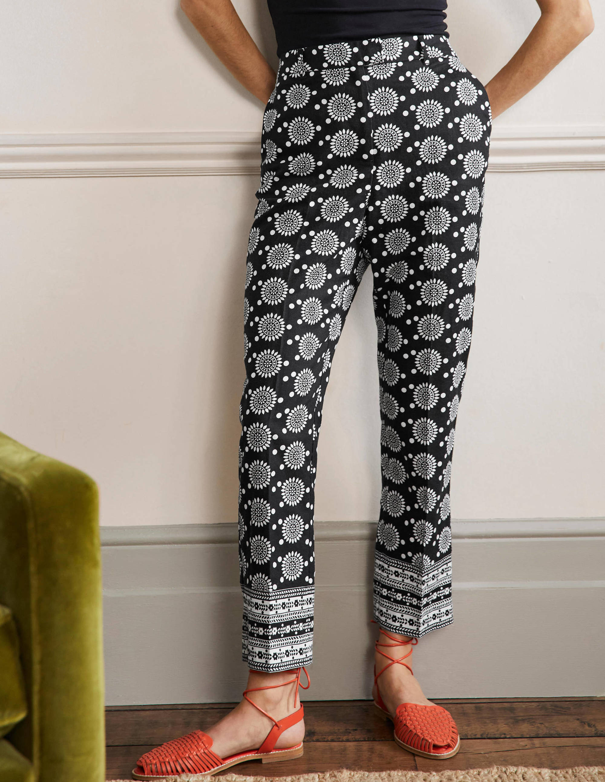 Thea Taillierte Leinenhose-Schwarz, Geometrisches Sonnenmuster - Image 4