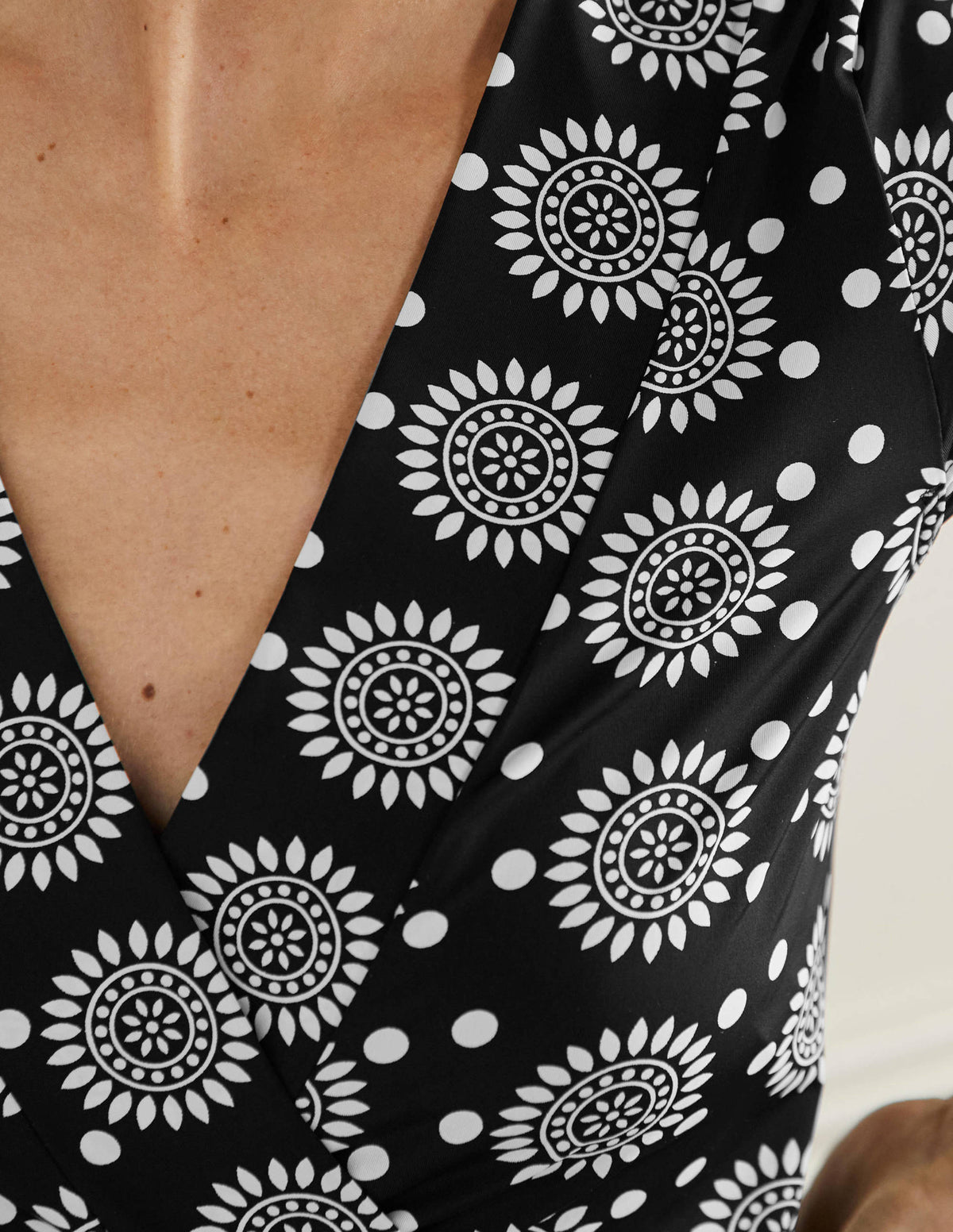 Lefkada Gewickeltes Strandkleid-Schwarz, Geometrisches Sonnenmuster-2