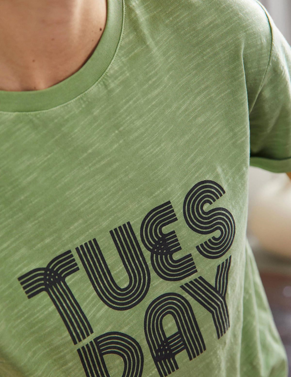 T-shirt avec revers aux manches-Basilic, mardi - Image 2