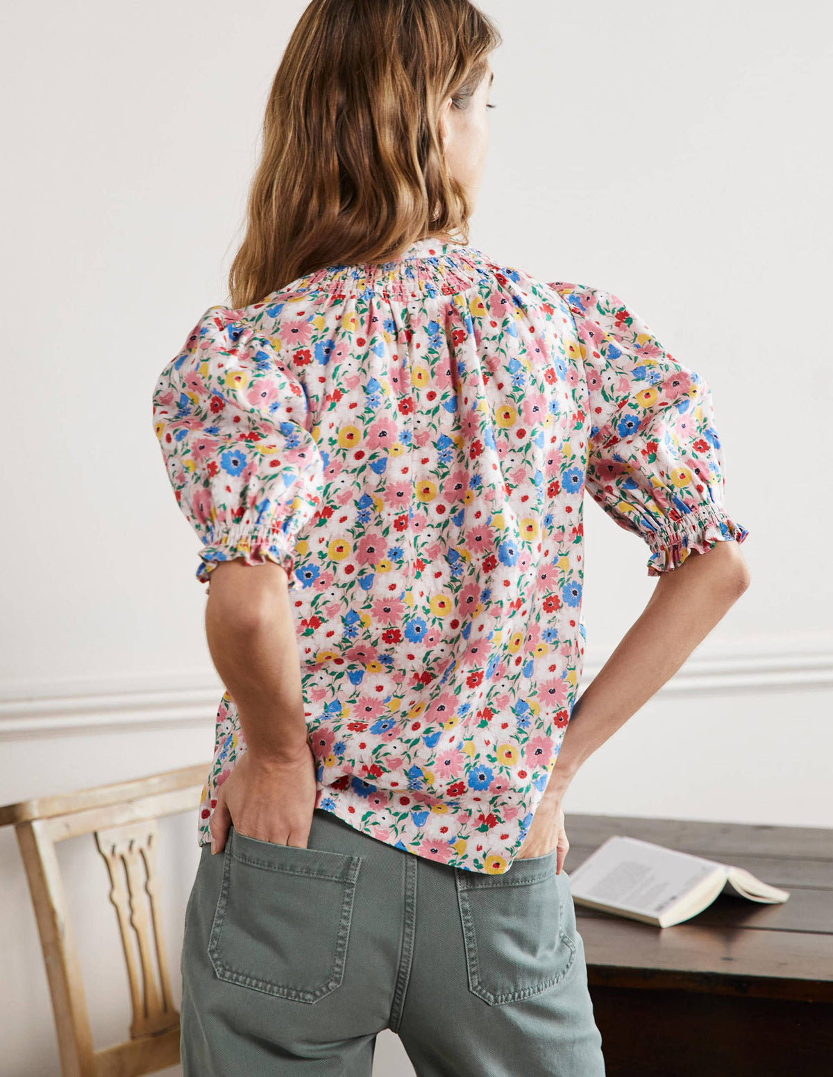 Gesmokte Bluse mit kurzen Ärmeln-Milchshake, Elegante Blüten-3