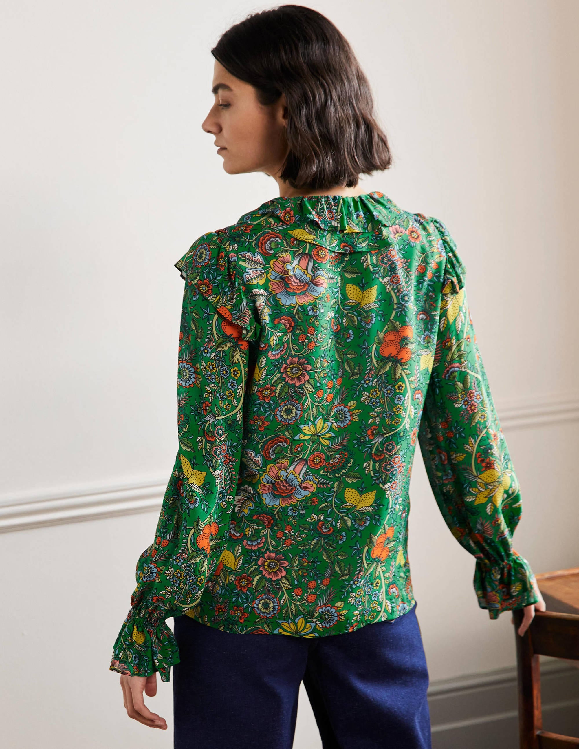 Bluse mit Rüschenkragen-Sattes Smaragdgrün, Tropische Wiese - Image 3