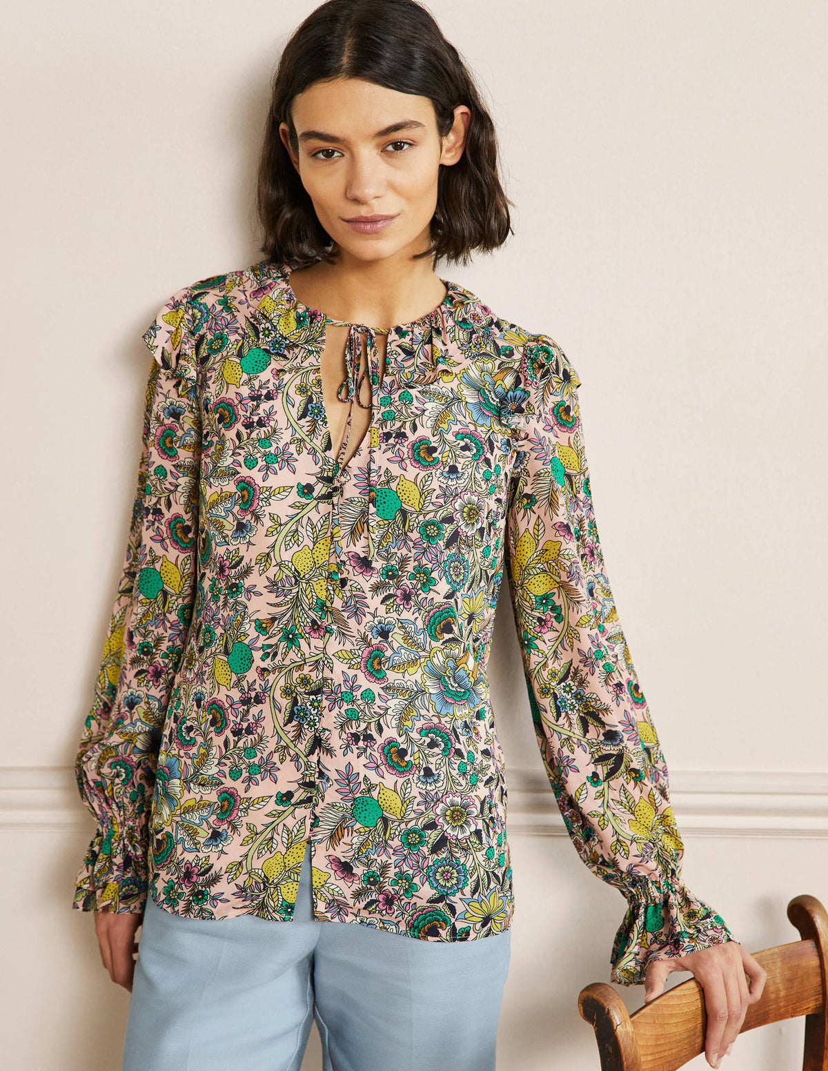 Blouse volantée à col-Milkshake, motif Tropic Meadow - Image 4
