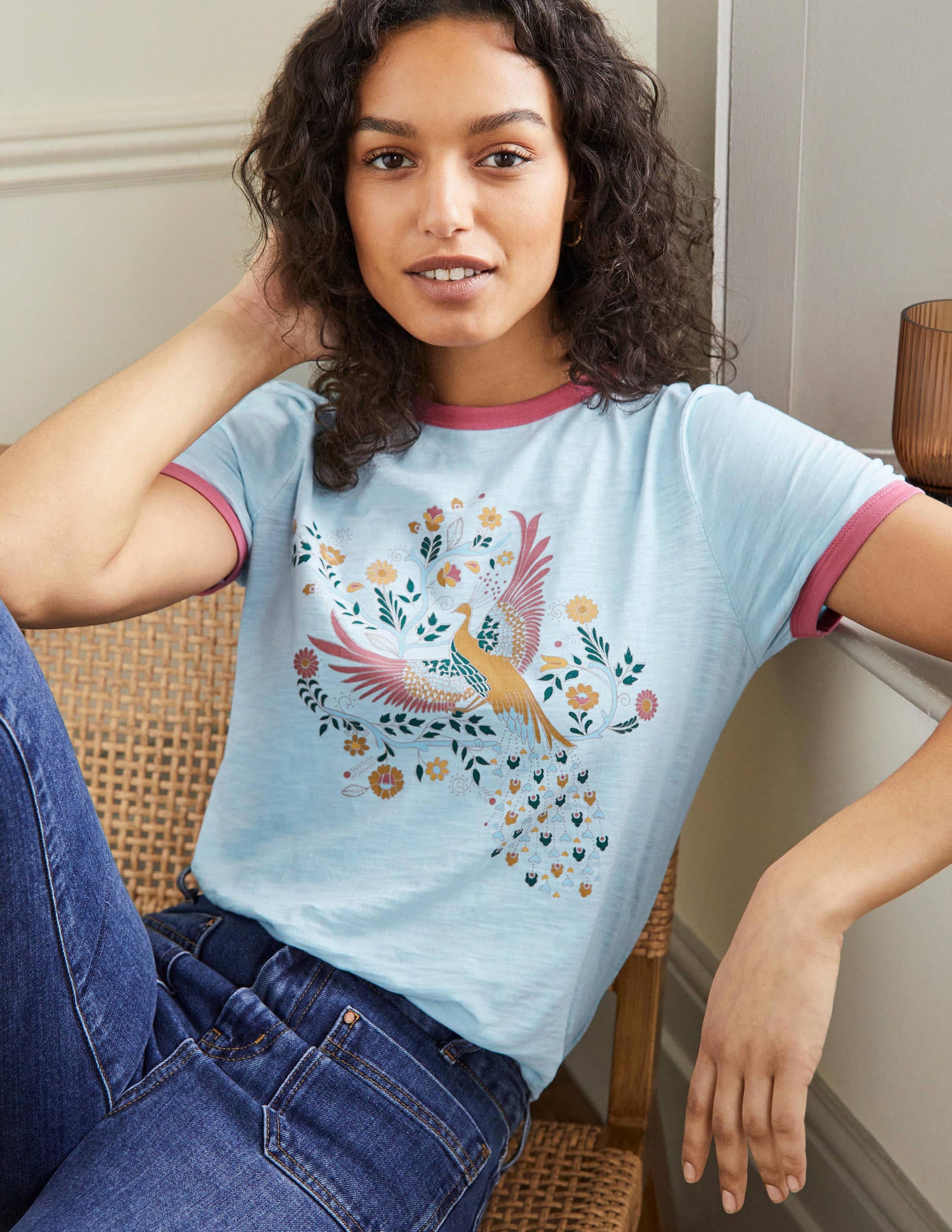 Baumwoll-T-Shirt mit kontrastierenden Rippbündchen-Blau, Bezaubernder Pfau-1