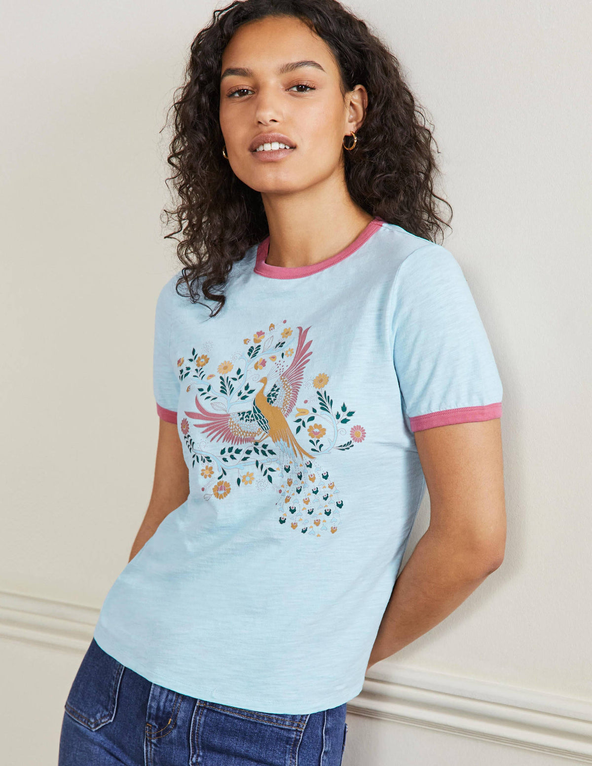 Baumwoll-T-Shirt mit kontrastierenden Rippbündchen-Blau, Bezaubernder Pfau - Image 4