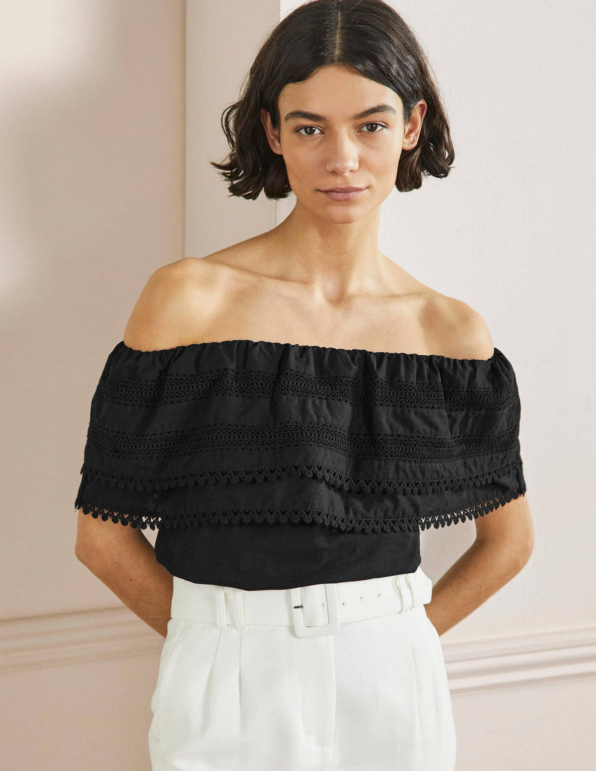 Top tissé à encolure Bardot-Noir - Image 1