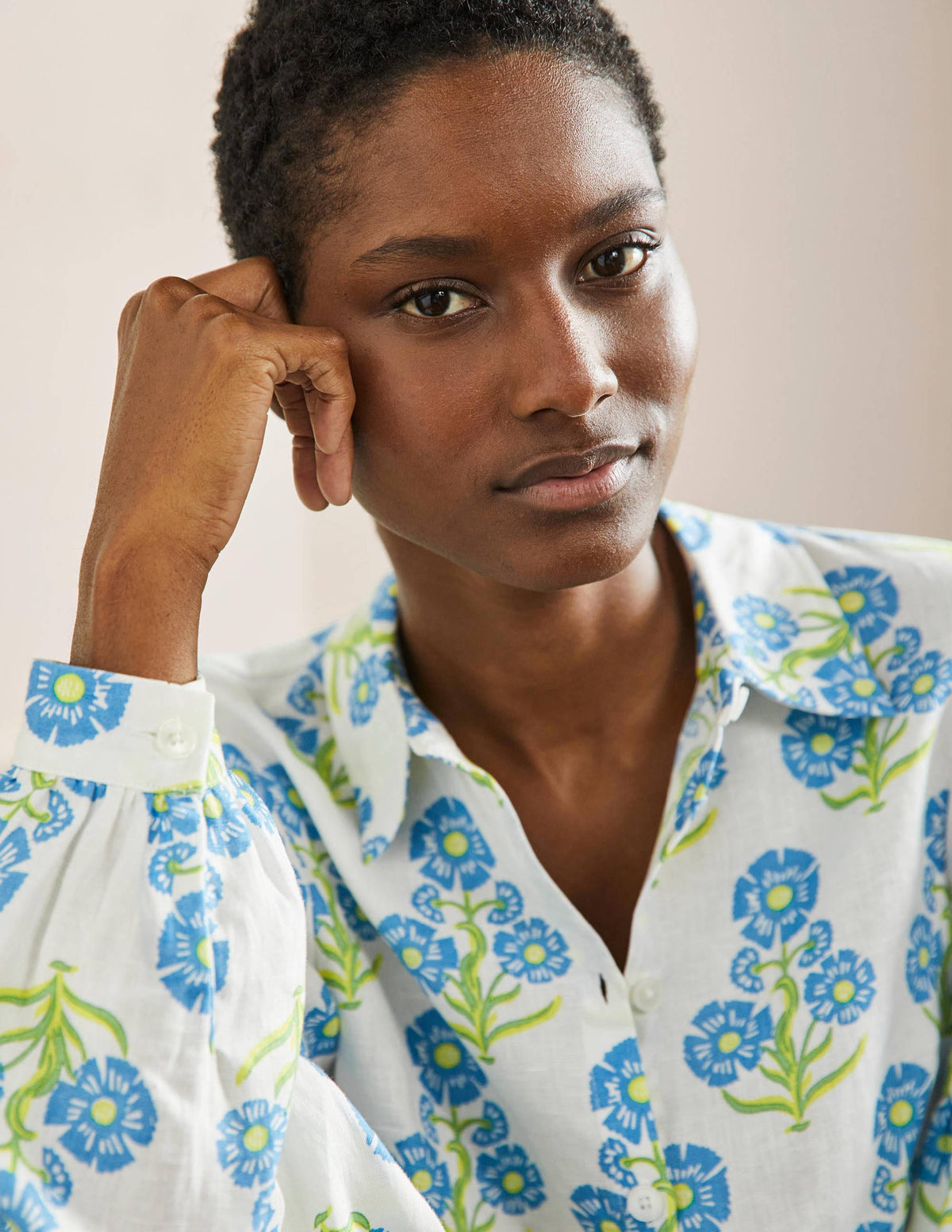 Anna Leinenhemd mit Blousonärmeln-Bahamasblau, Blumen-2