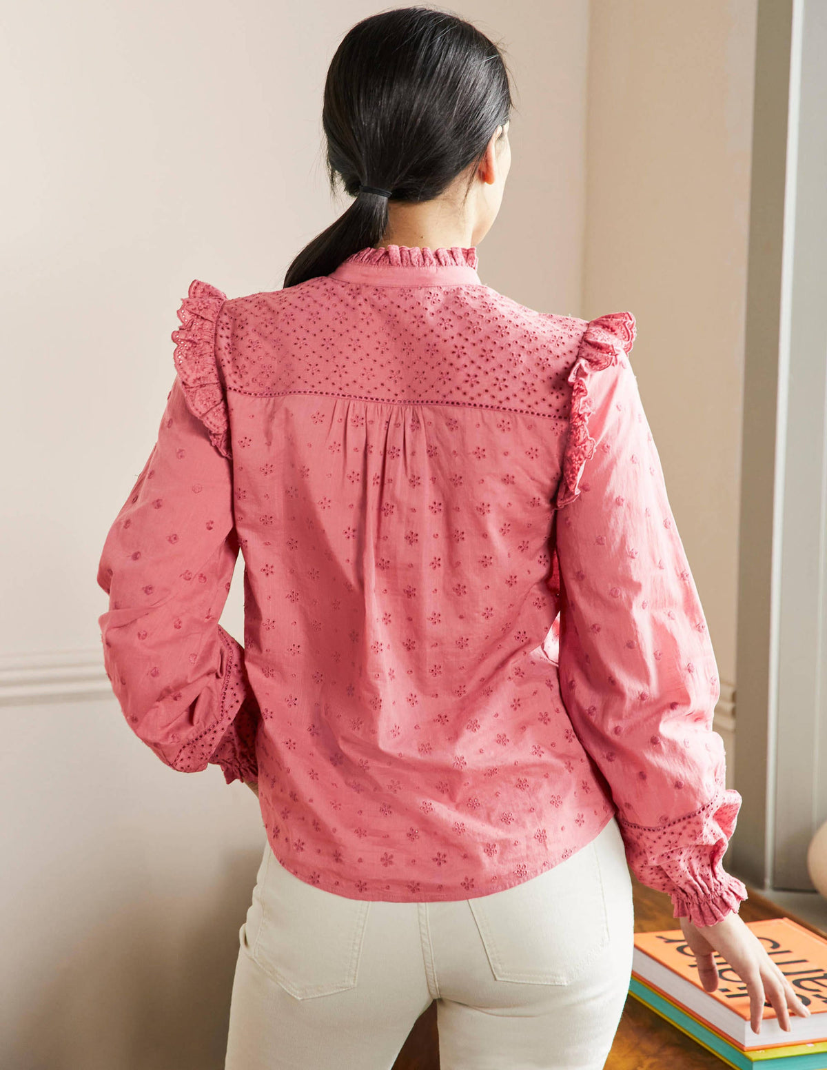 Iris Bluse mit Lochstickerei-Staubrot-3
