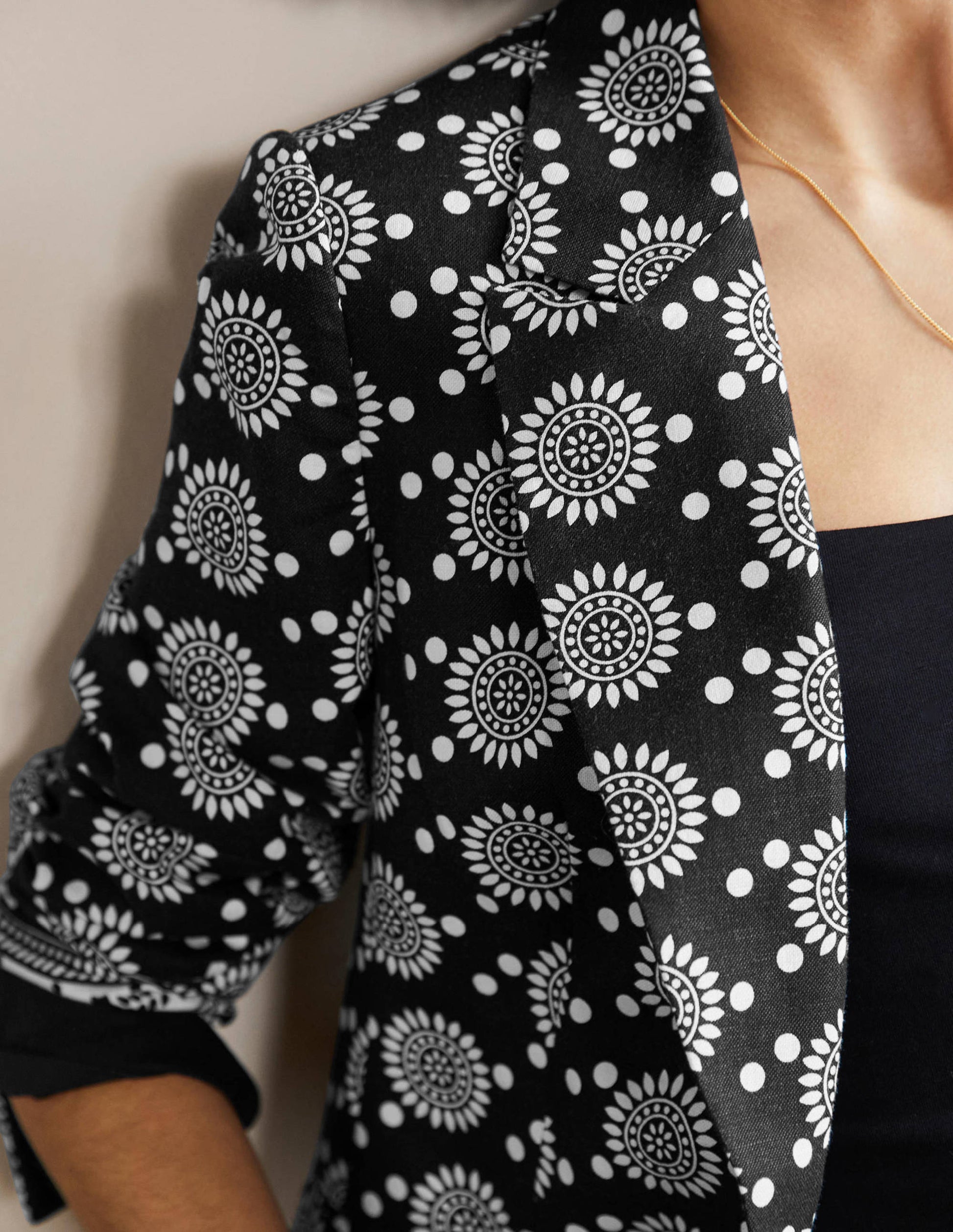 Thea Taillierter Leinenblazer-Schwarz, Geometrisches Sonnenmuster-2