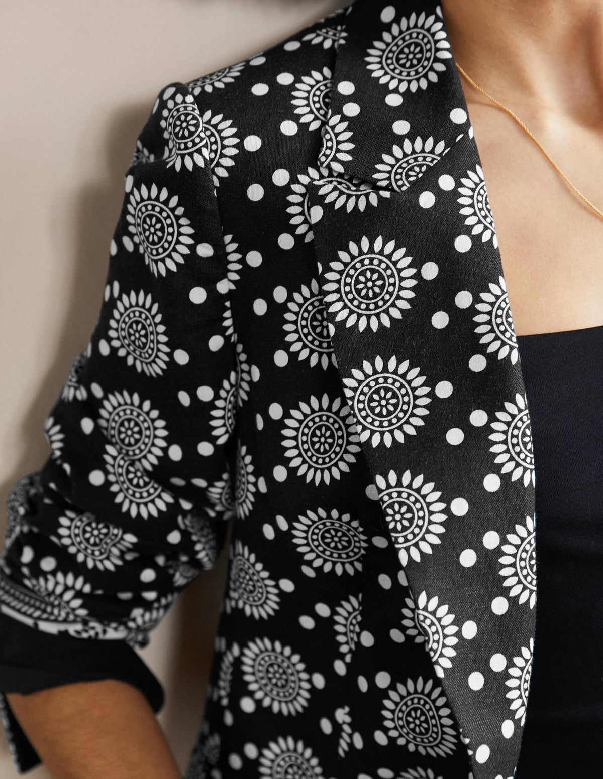 Thea Taillierter Leinenblazer-Schwarz, Geometrisches Sonnenmuster - Image 2