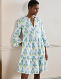 Lässiges Stufenkleid aus Leinen-Bahamasblau, Blumen/Holzschnittmuster