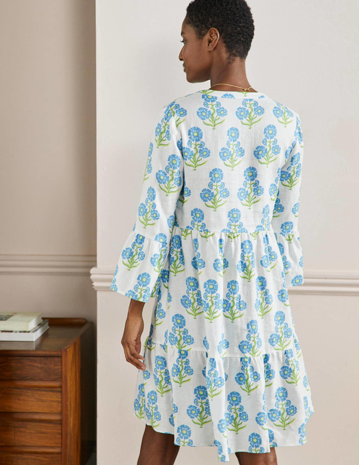 Lässiges Stufenkleid aus Leinen-Bahamasblau, Blumen/Holzschnittmuster-3