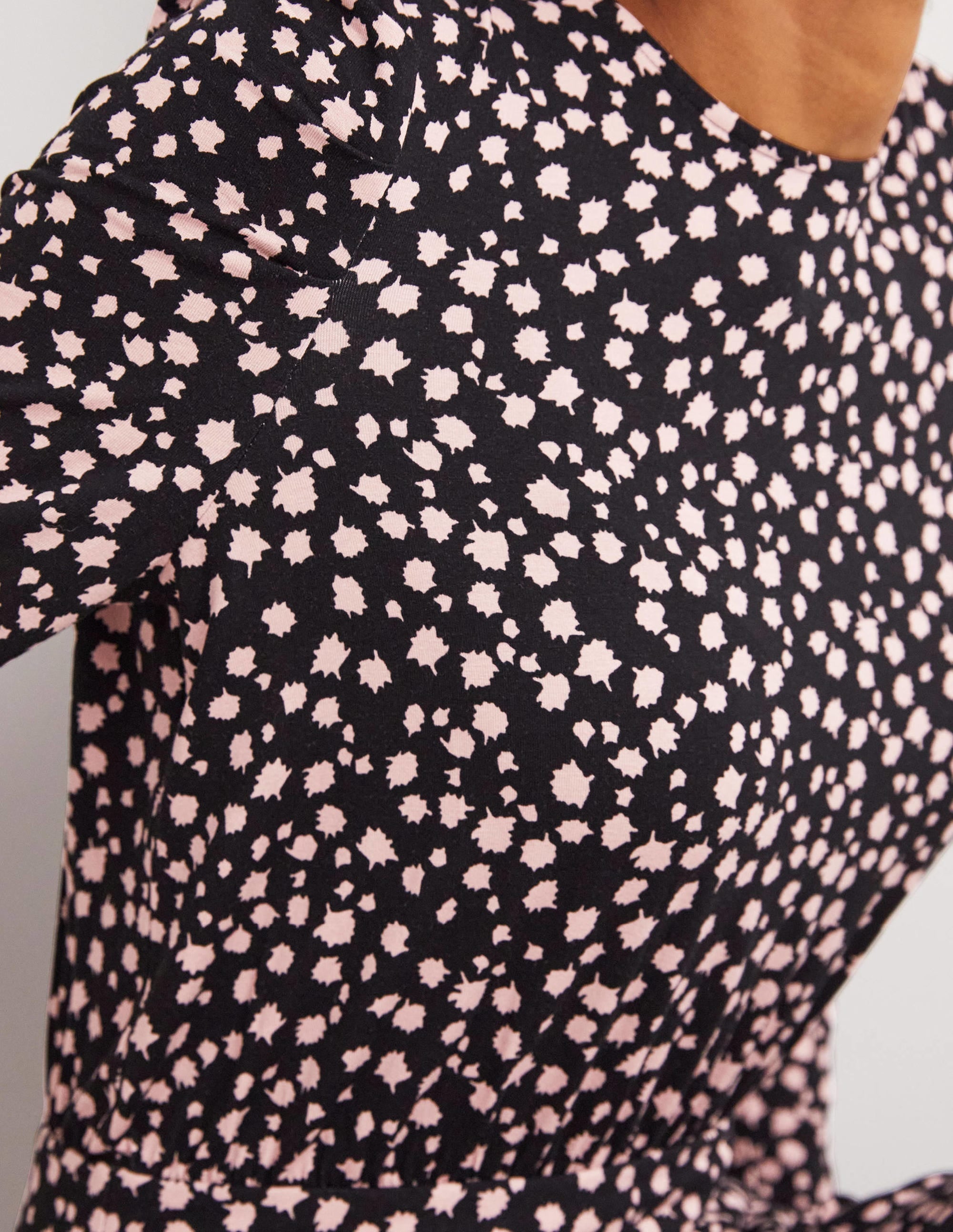 Jersey-Midikleid mit Puffärmeln-Schwarz, Fallende Knospen - Image 2