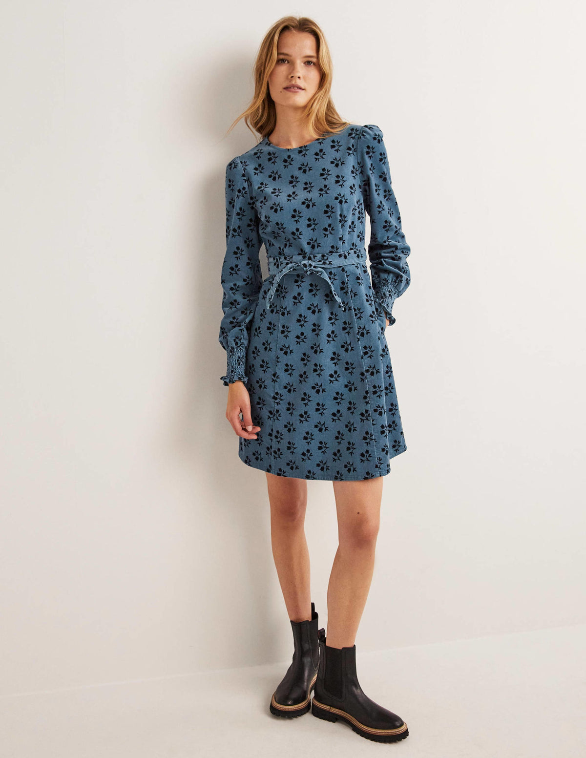 Cordkleid mit gesmokten Bündchen-Mittelblau, Blumenstrauß - Image 1