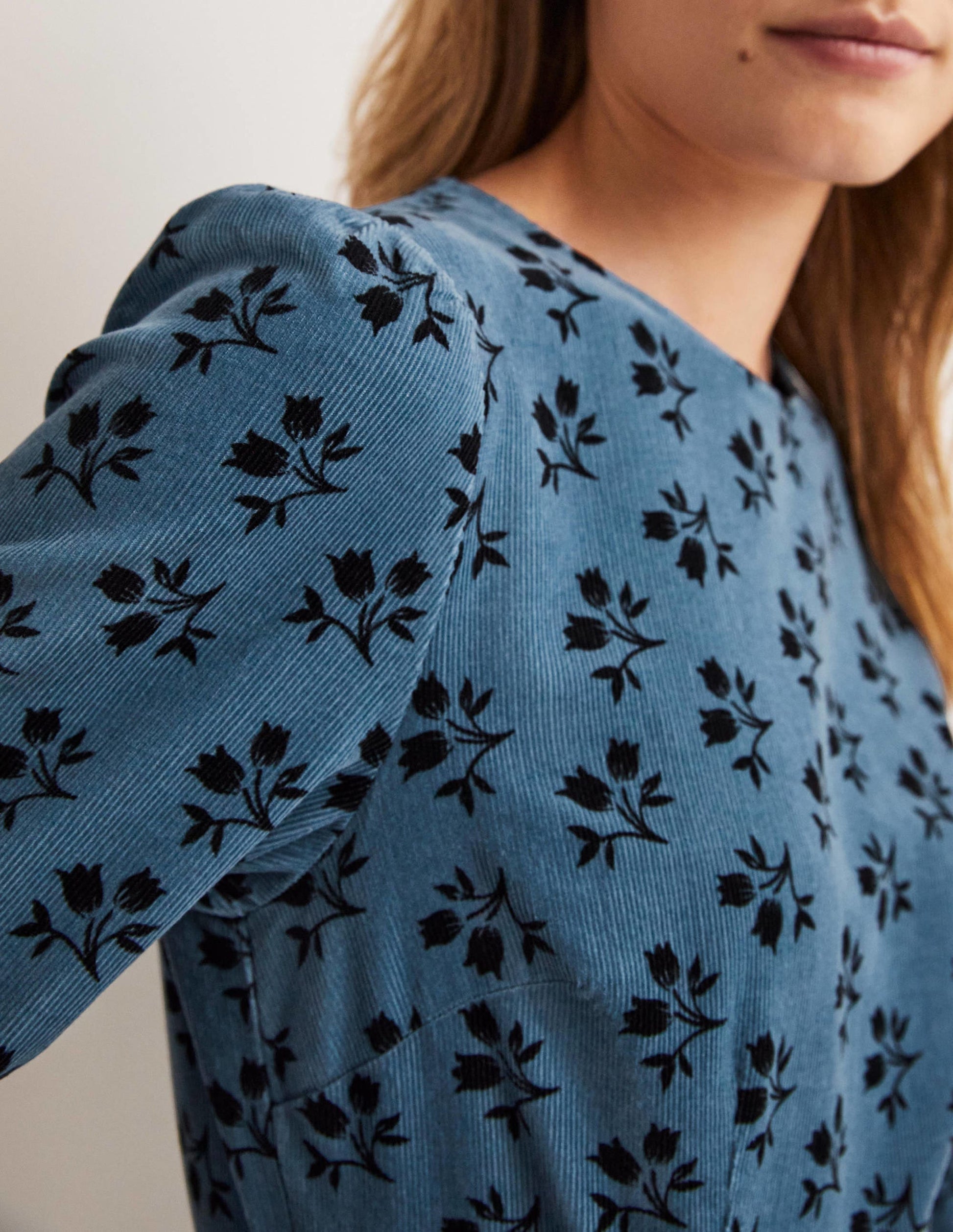 Cordkleid mit gesmokten Bündchen-Mittelblau, Blumenstrauß-5
