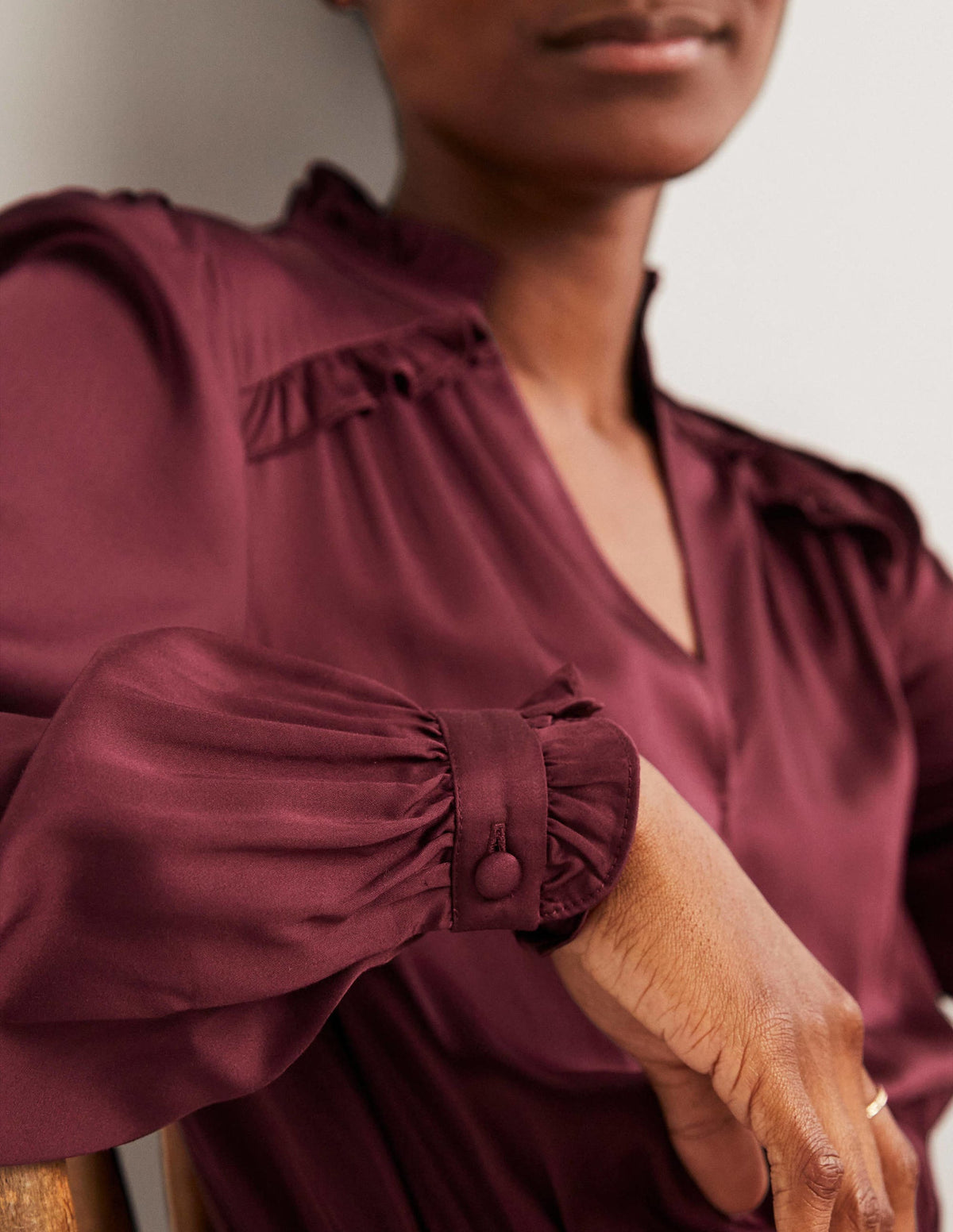 Satin-Midikleid mit Plisseefalten-Glühweinrot-2