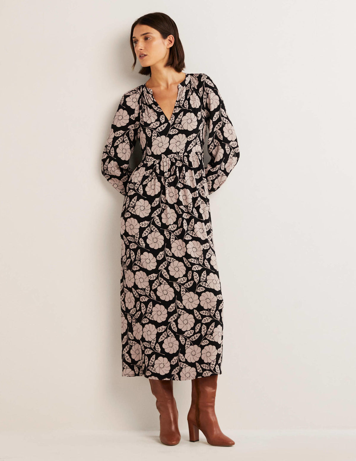Gemustertes Maxikleid mit gekerbtem Ausschnitt-Schwarz, Botanisches Muster - Image 1