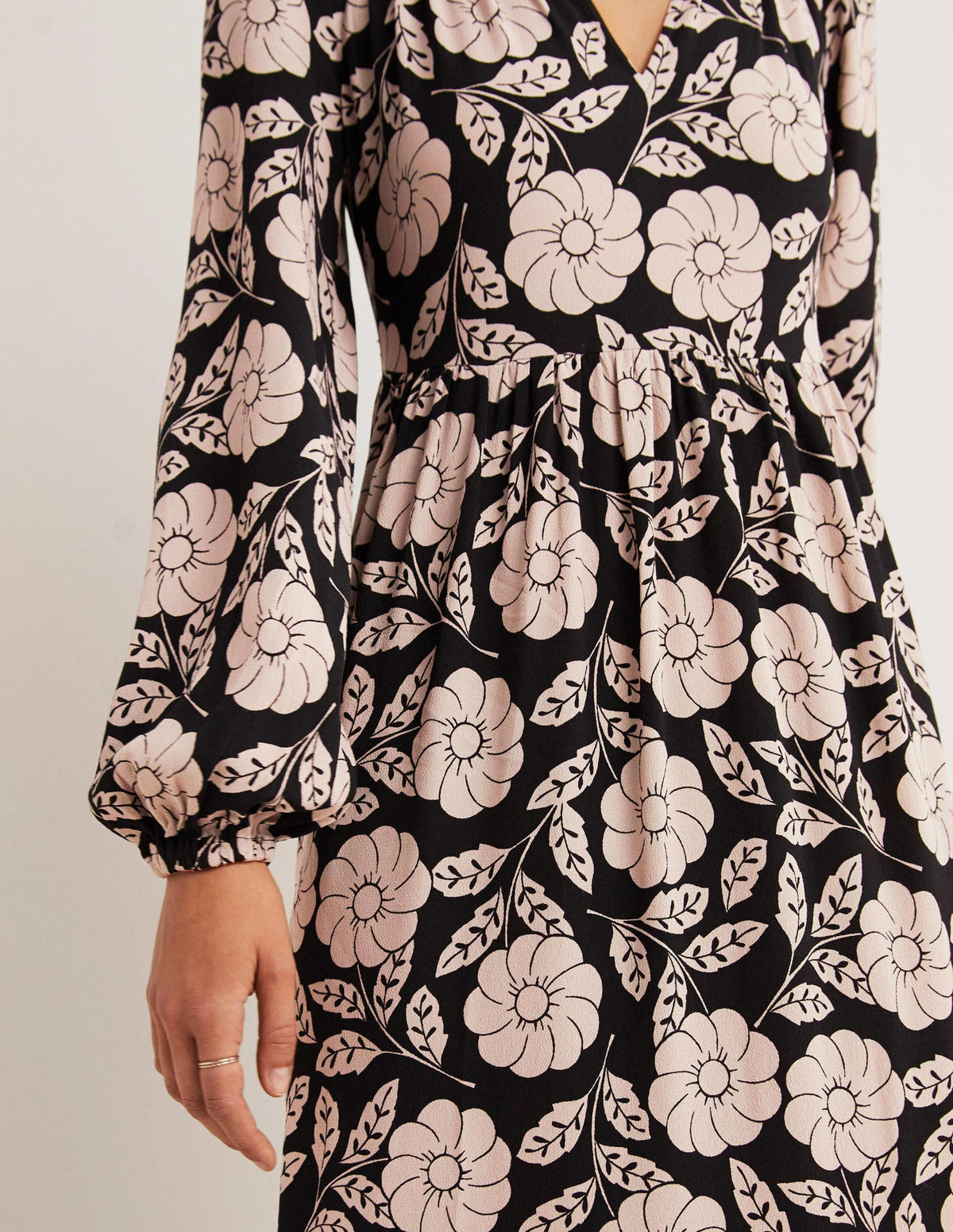 Gemustertes Maxikleid mit gekerbtem Ausschnitt-Schwarz, Botanisches Muster-2