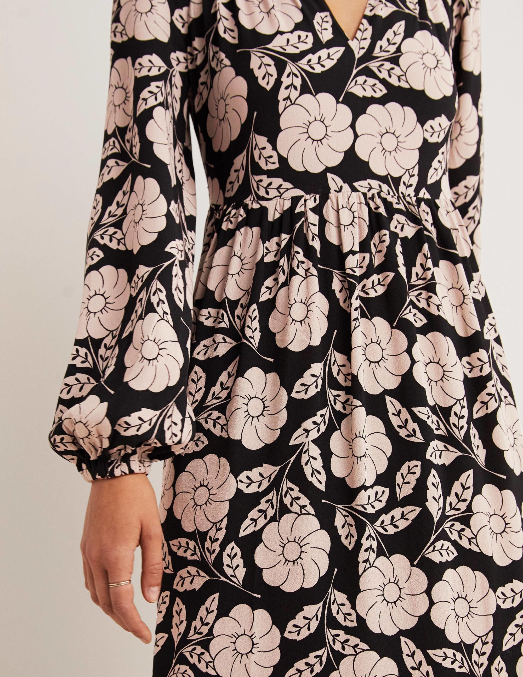 Gemustertes Maxikleid mit gekerbtem Ausschnitt-Schwarz, Botanisches Muster - Image 2