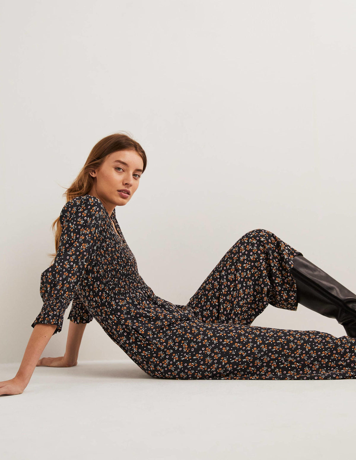 Jumpsuit mit gesmoktem Oberteil-Schwarz, Beerenzweig - Image 1