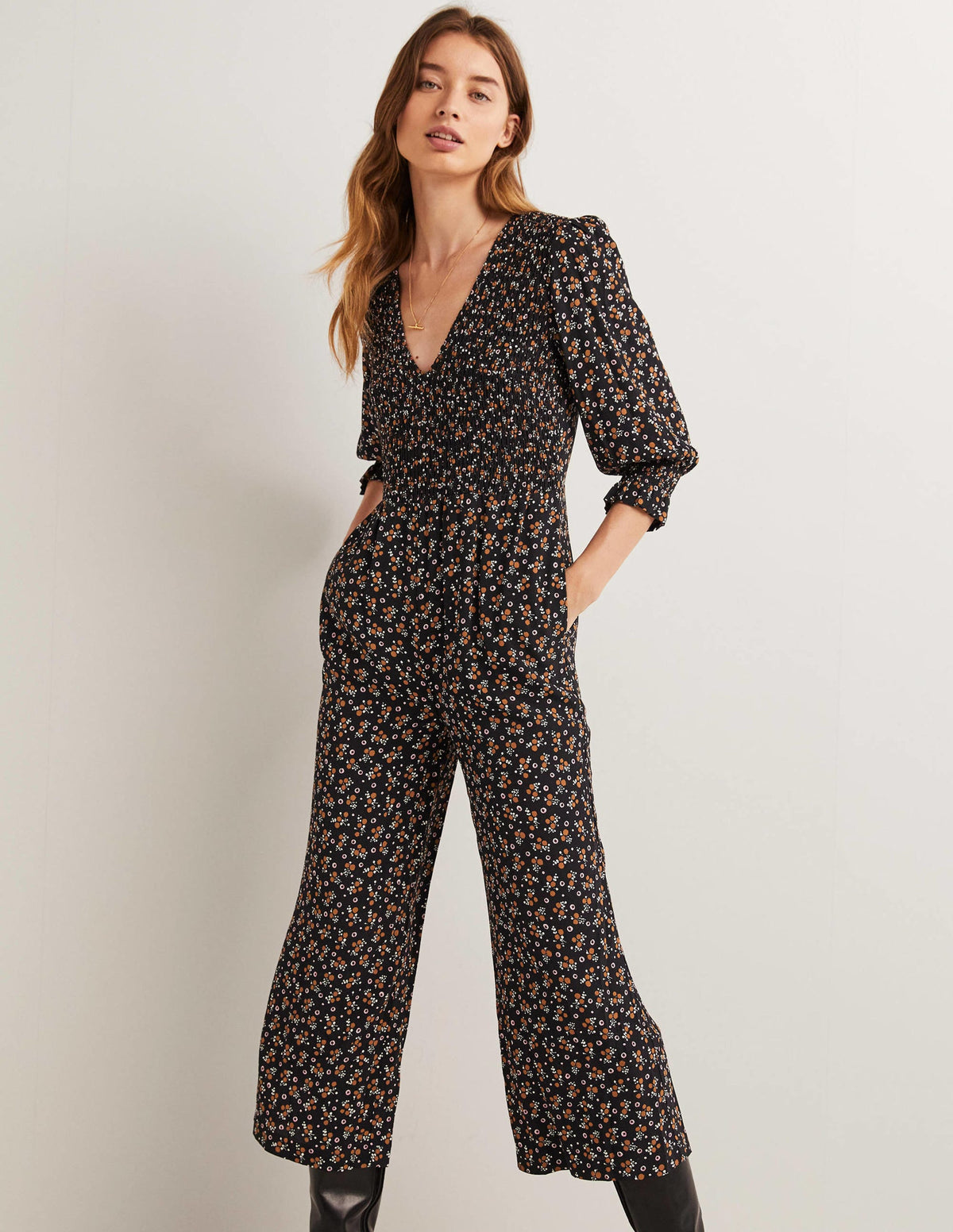 Jumpsuit mit gesmoktem Oberteil-Schwarz, Beerenzweig - Image 2