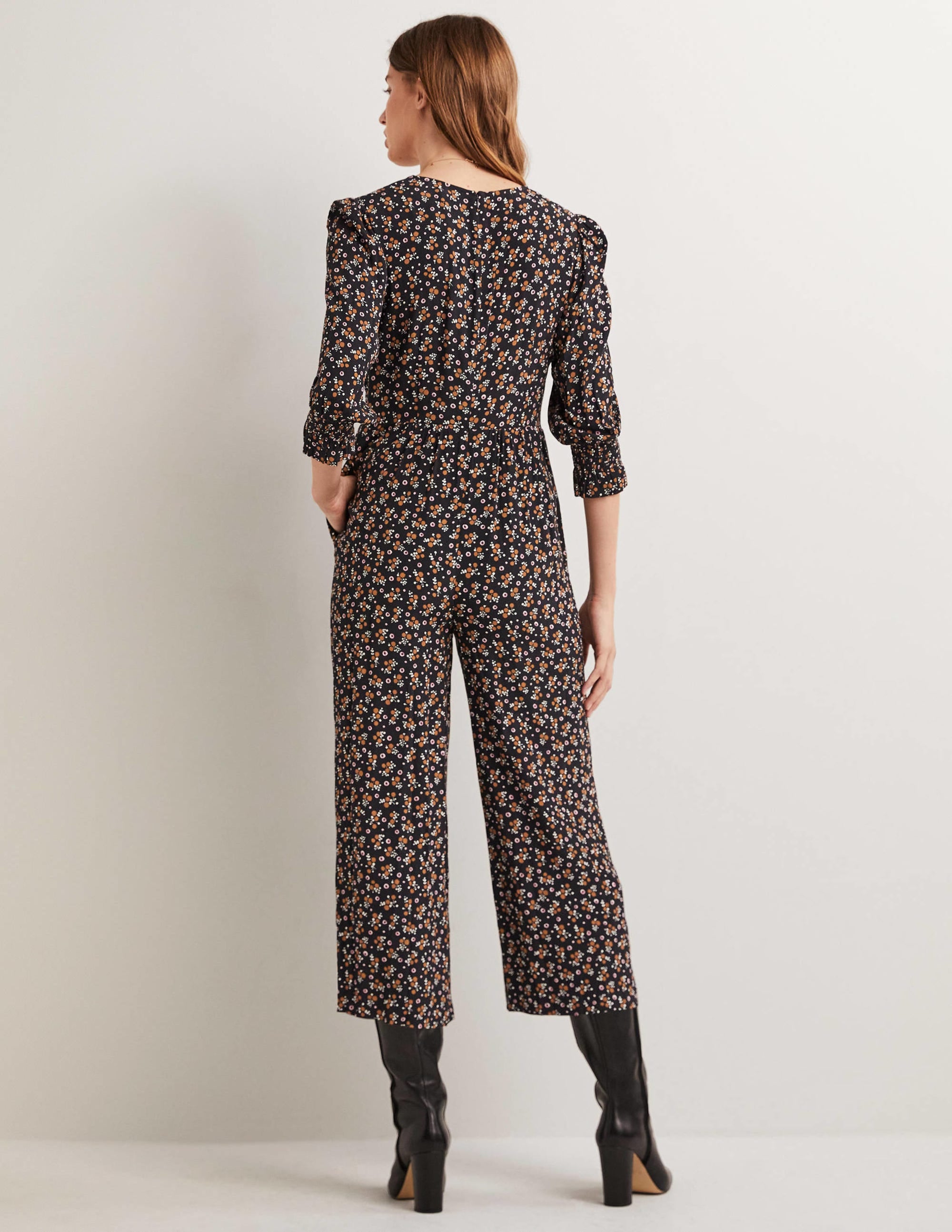 Jumpsuit mit gesmoktem Oberteil-Schwarz, Beerenzweig - Image 4