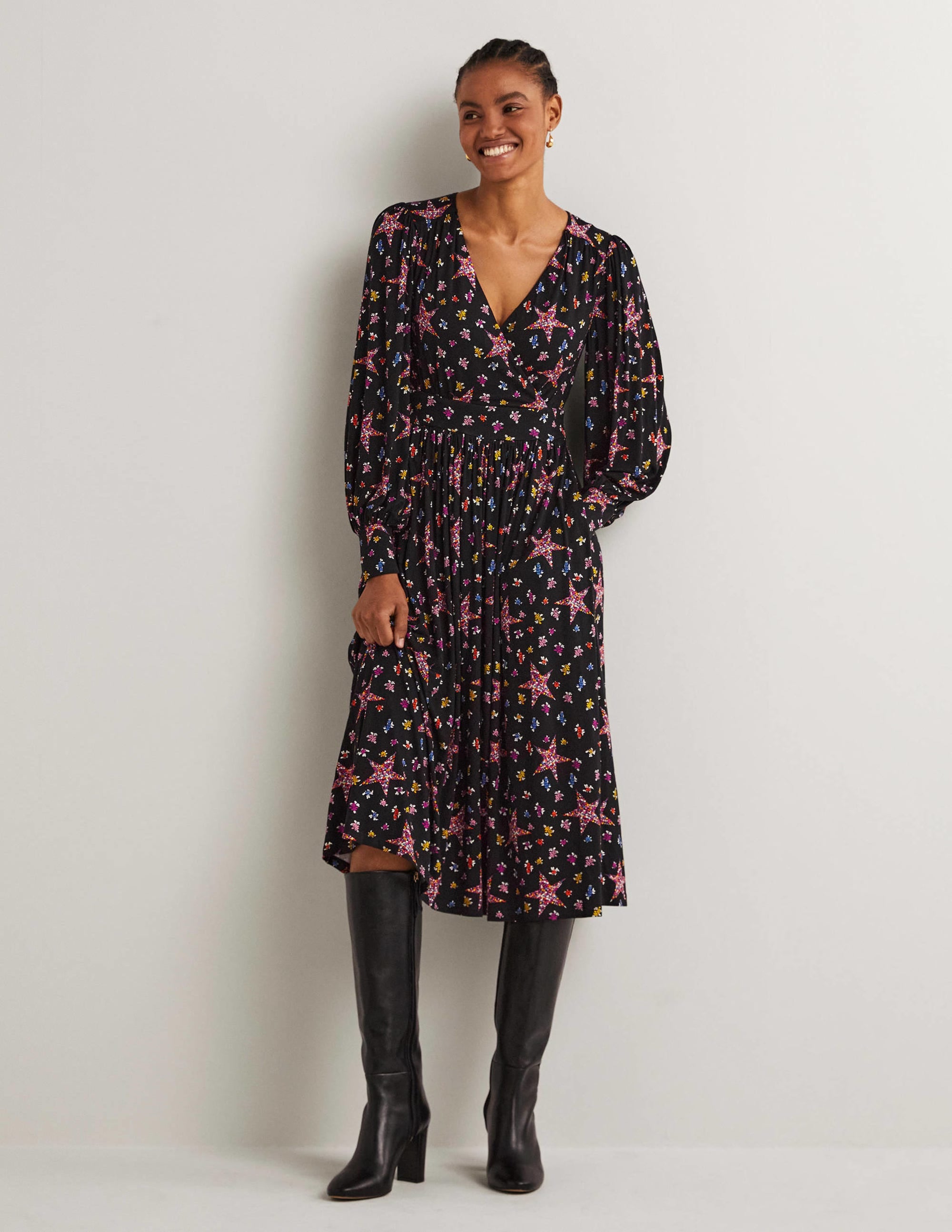 Jersey-Midikleid mit fixierter Wickeloptik-Schwarz, Sterne mit Blumenmuster - Image 1