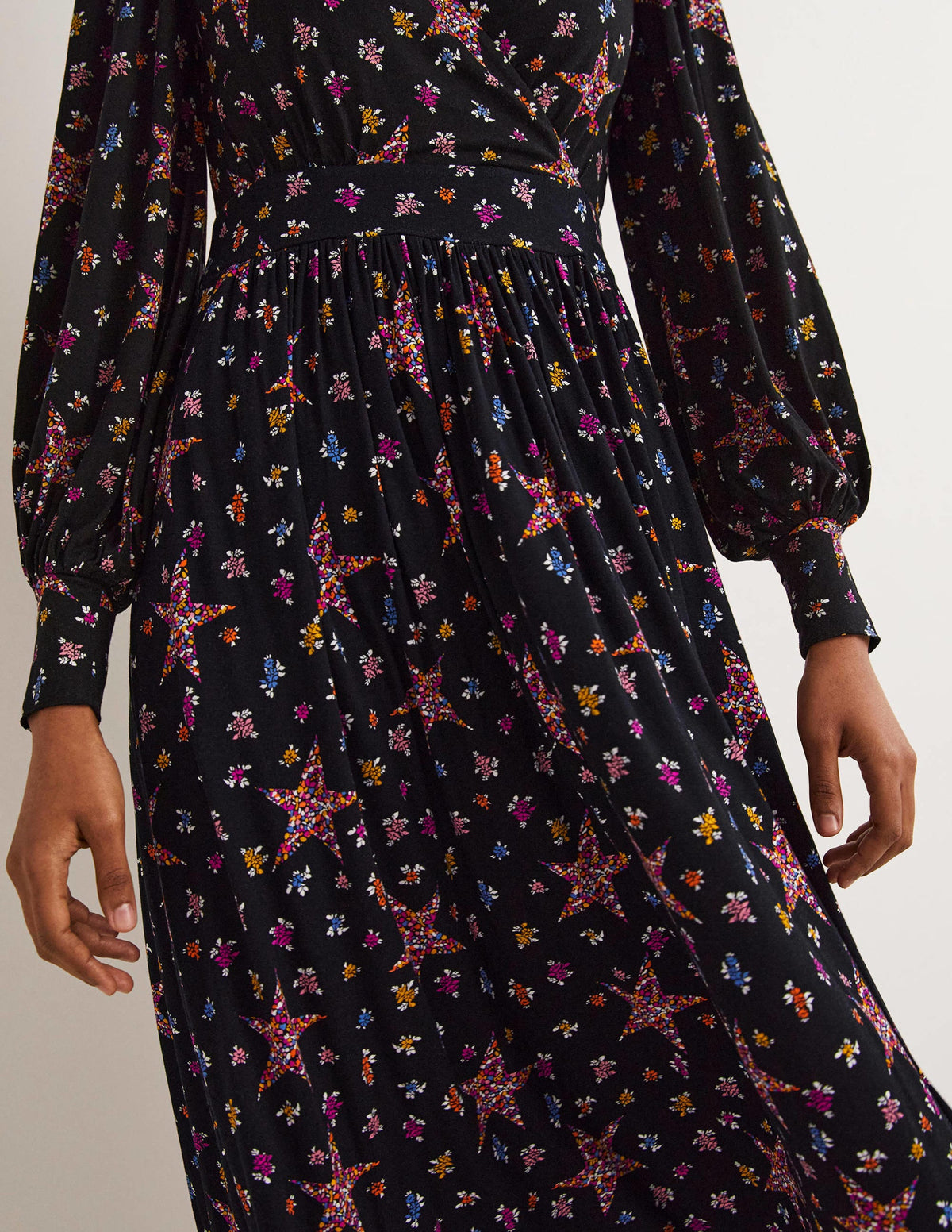 Jersey-Midikleid mit fixierter Wickeloptik-Schwarz, Sterne mit Blumenmuster-4