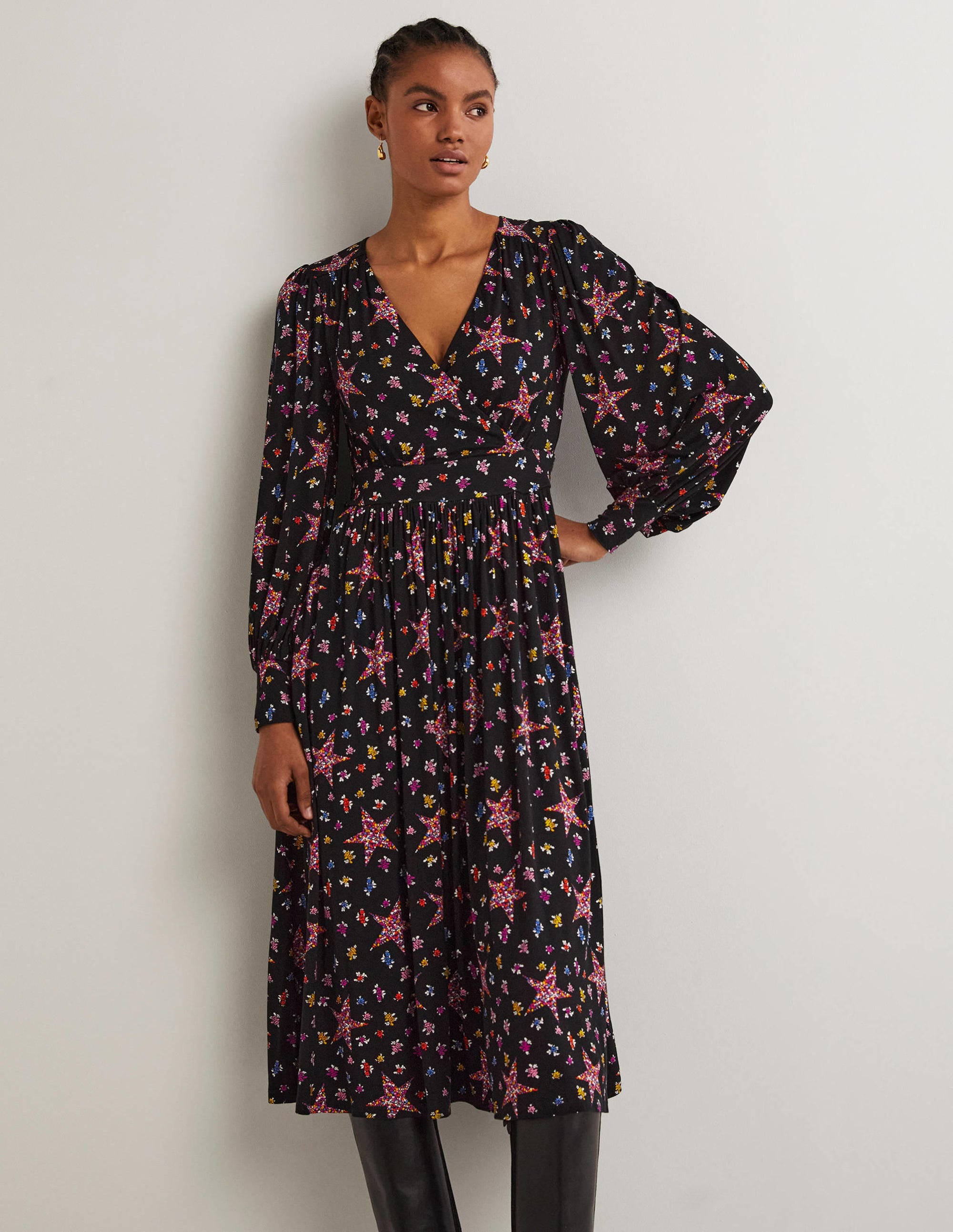 Jersey-Midikleid mit fixierter Wickeloptik-Schwarz, Sterne mit Blumenmuster - Image 5