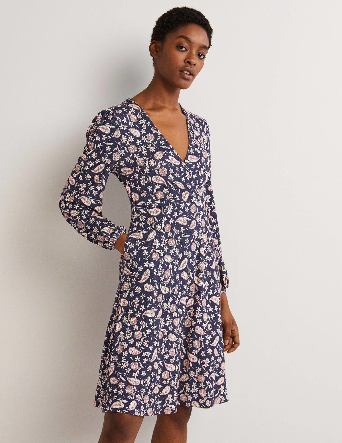Robe à effet portefeuille fixe en jersey-Bleu marine foncé, motif Flower Garden-1