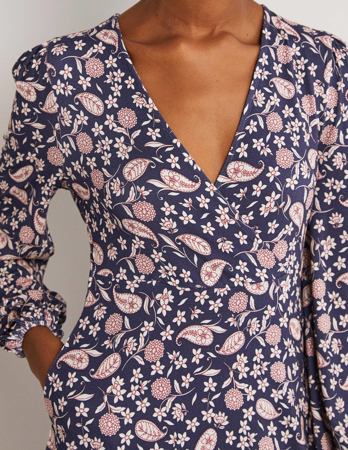 Robe à effet portefeuille fixe en jersey-Bleu marine foncé, motif Flower Garden-2