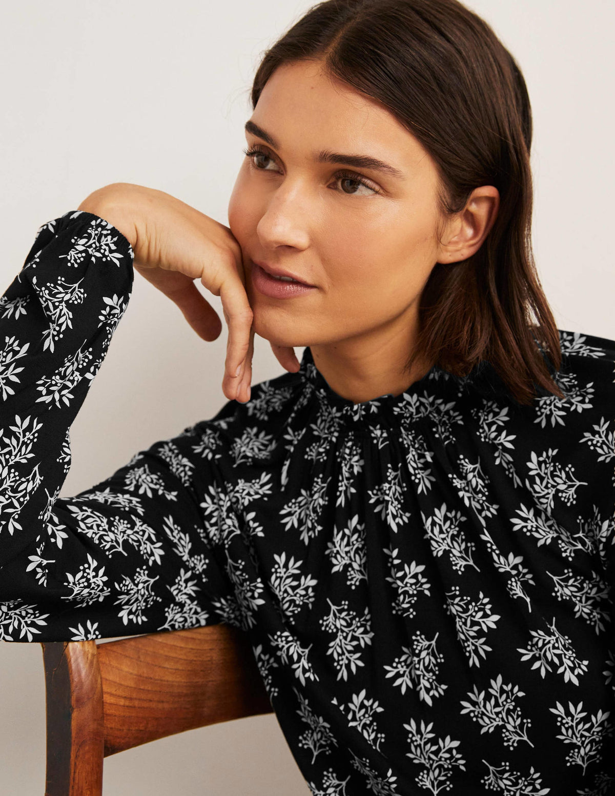 Jersey-Midikleid mit Rüschenkragen-Schwarz, Hübsche Blüten - Image 2
