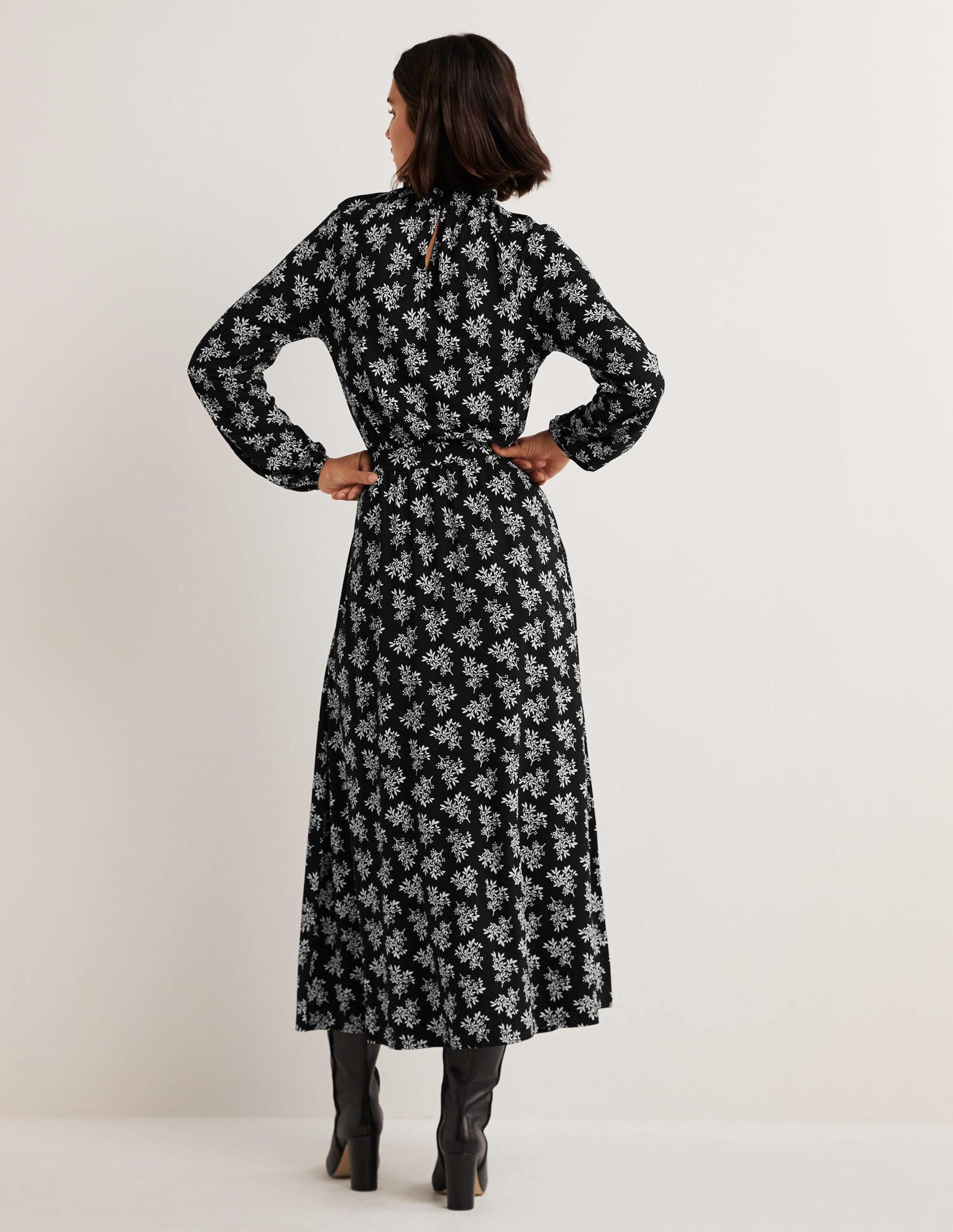 Jersey-Midikleid mit Rüschenkragen-Schwarz, Hübsche Blüten - Image 3