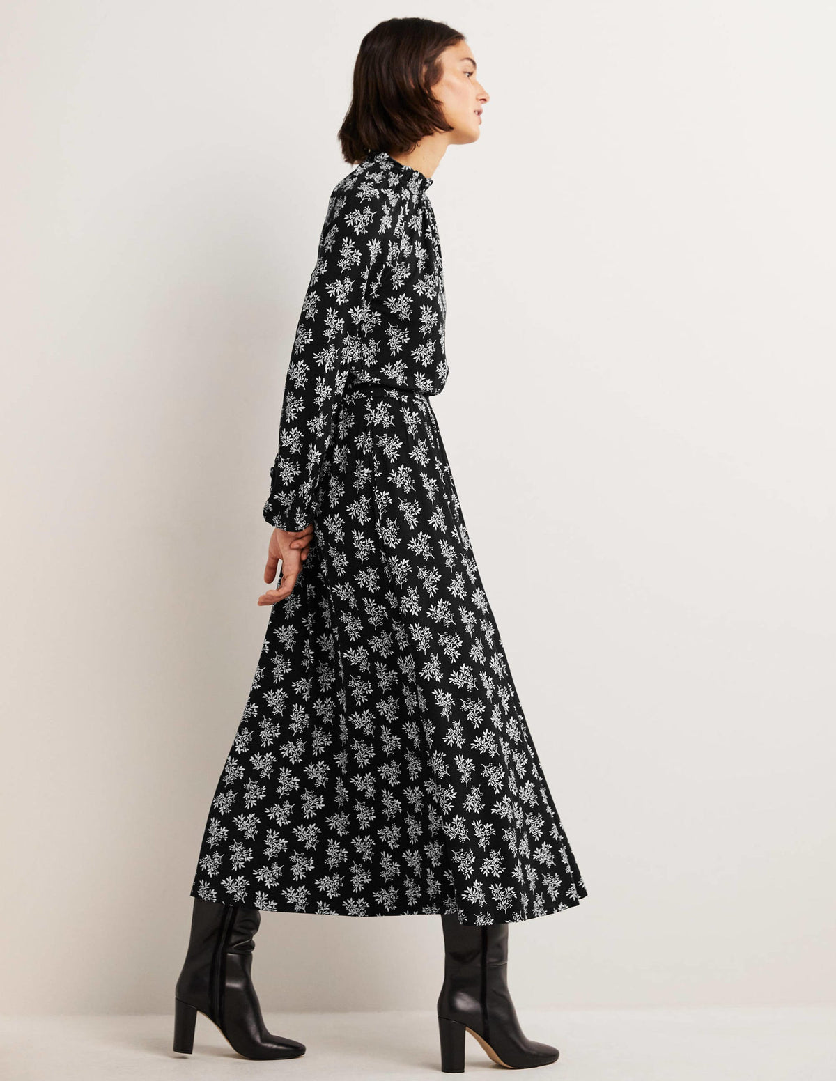Jersey-Midikleid mit Rüschenkragen-Schwarz, Hübsche Blüten - Image 4
