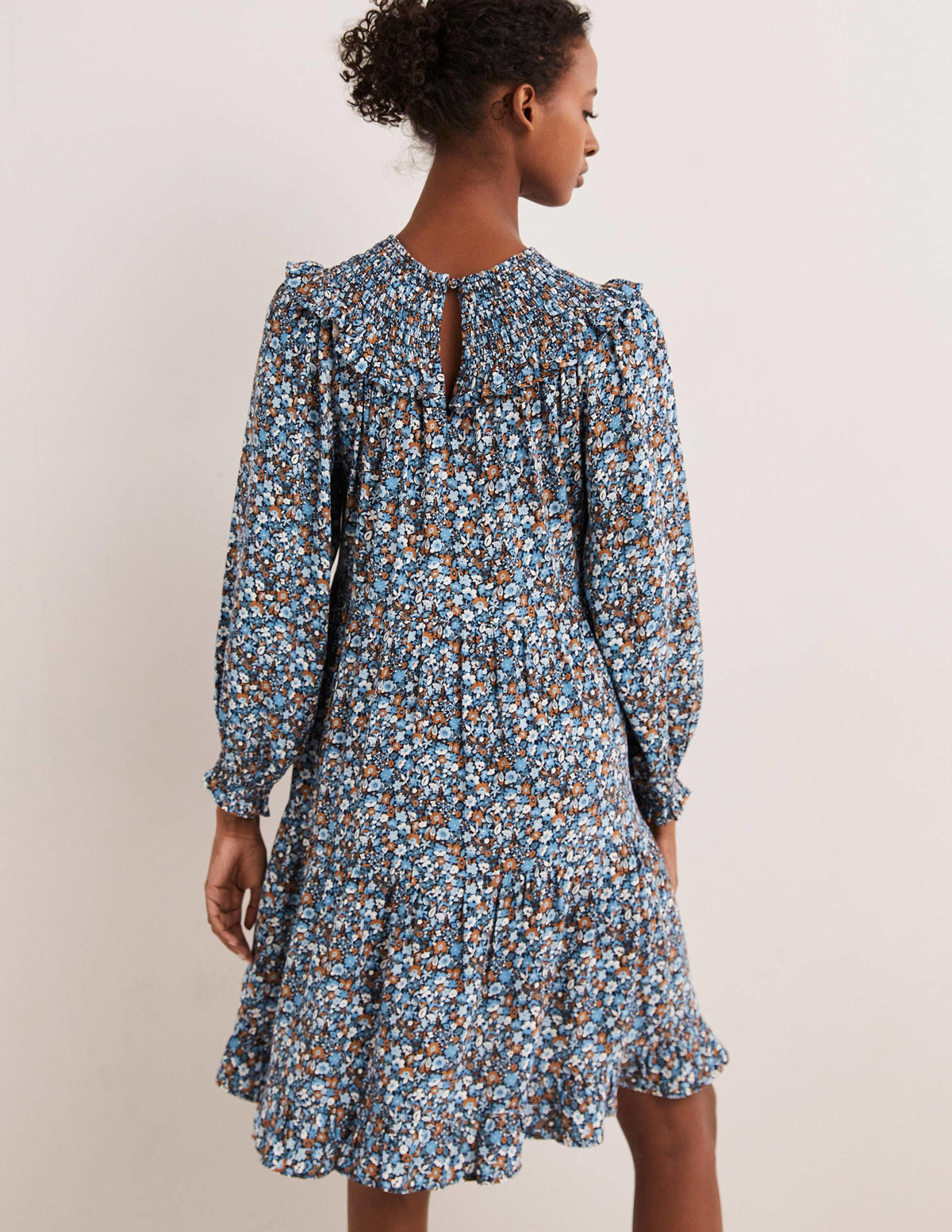 Gestuftes Kleid mit Smokpasse-Rivierablau, Blumenwiese - Image 3