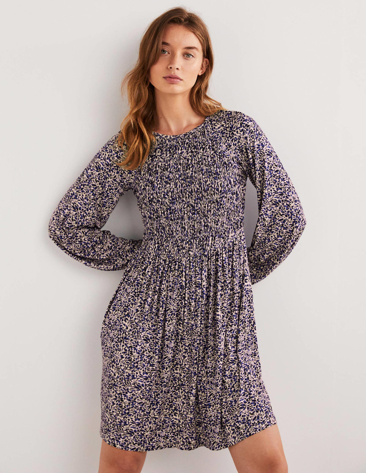 Robe en jersey avec corsage à smocks-Bleu persan, motif Leaf Cluster-1