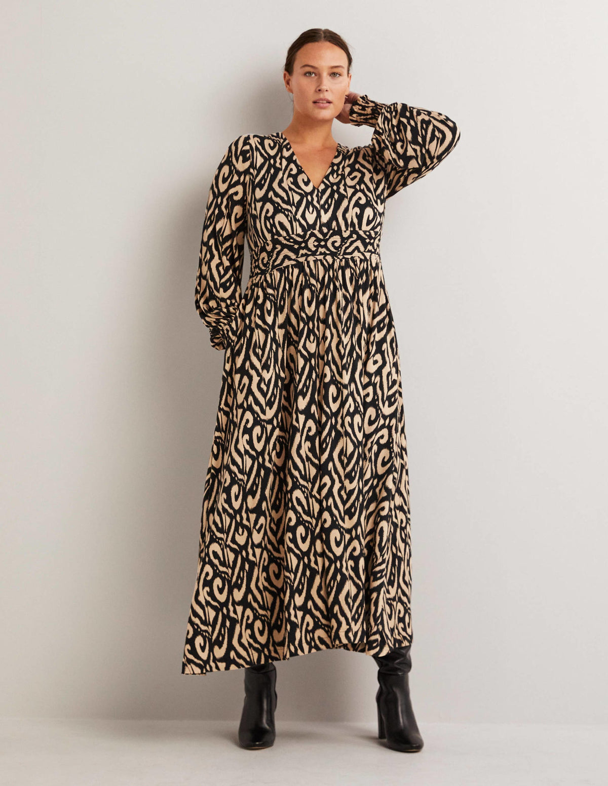 Jersey-Midikleid mit Smokdetail-Schwarz, Ikat-Muster - Image 5