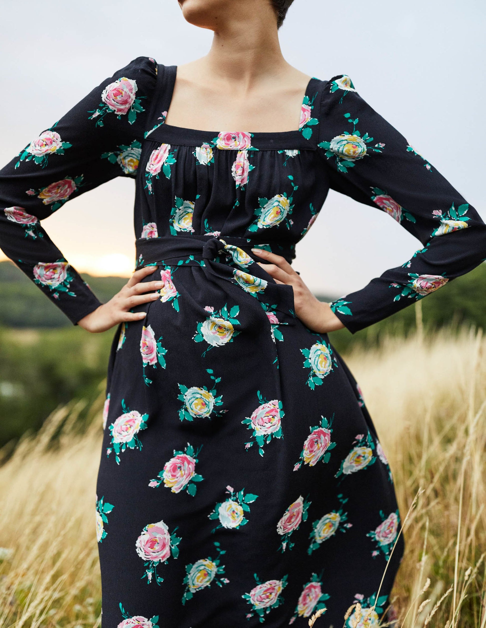 Maxikleid mit eckigem Ausschnitt-Schwarz, Gemalte Rosen-6