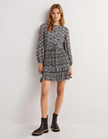 Mini-robe à jupe plissée-Noir, motif Floral Lawn