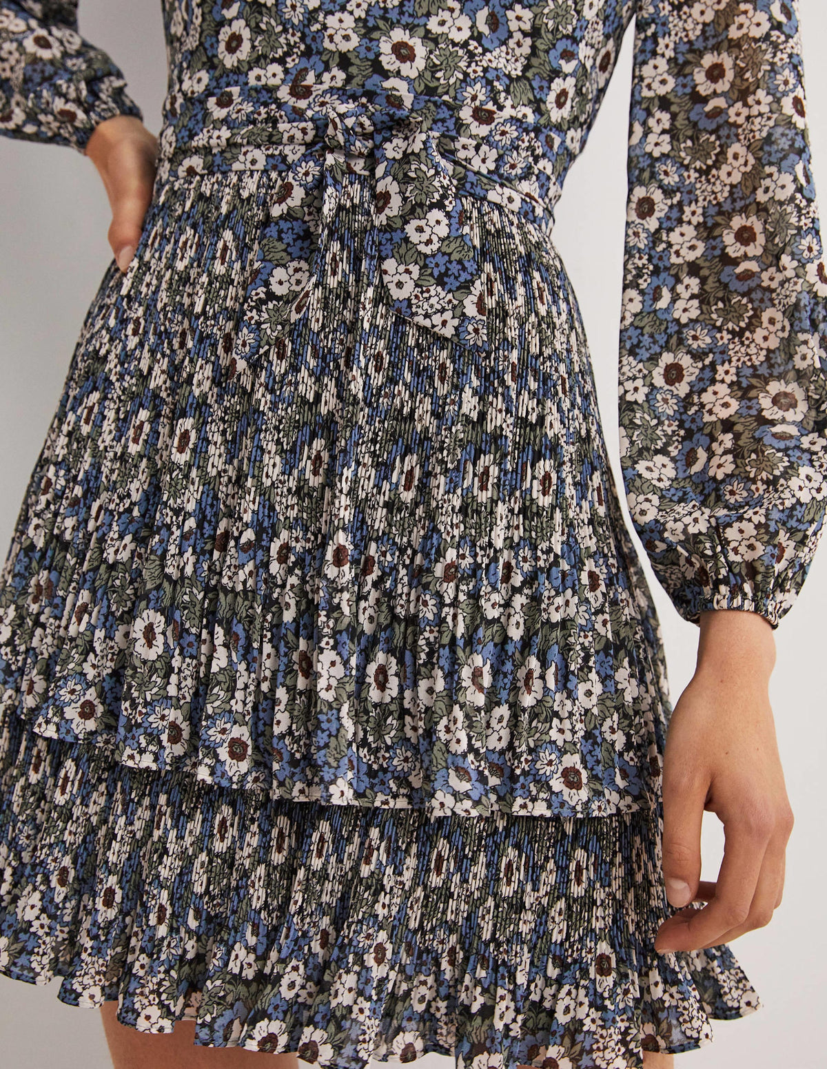 Mini-robe à jupe plissée-Noir, motif Floral Lawn-2
