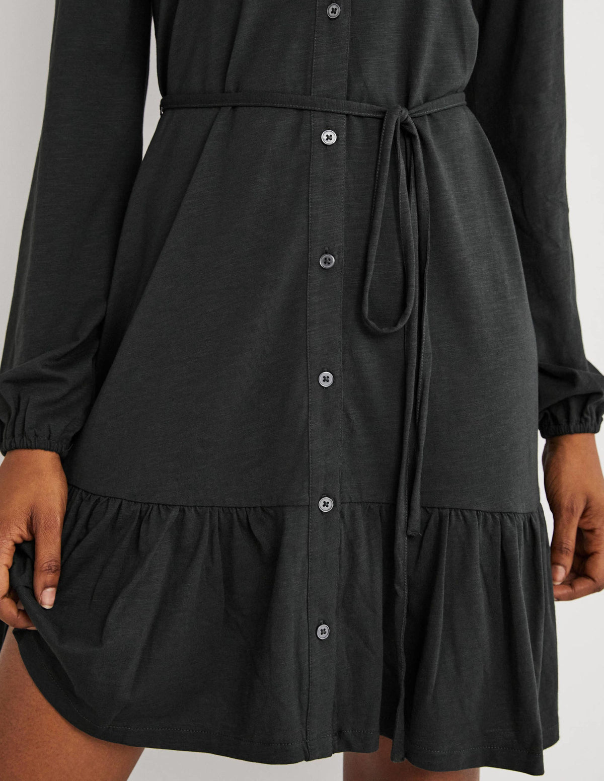 Lockeres Mini-Hemdblusenkleid mit Stufen-Kohlschwarz - Image 2